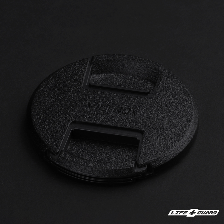 LIFE+GUARD Viltrox AF 135mm F1.8 LAB FE 貼膜鏡頭蓋展示圖，LIFE+GUARD 風格設計