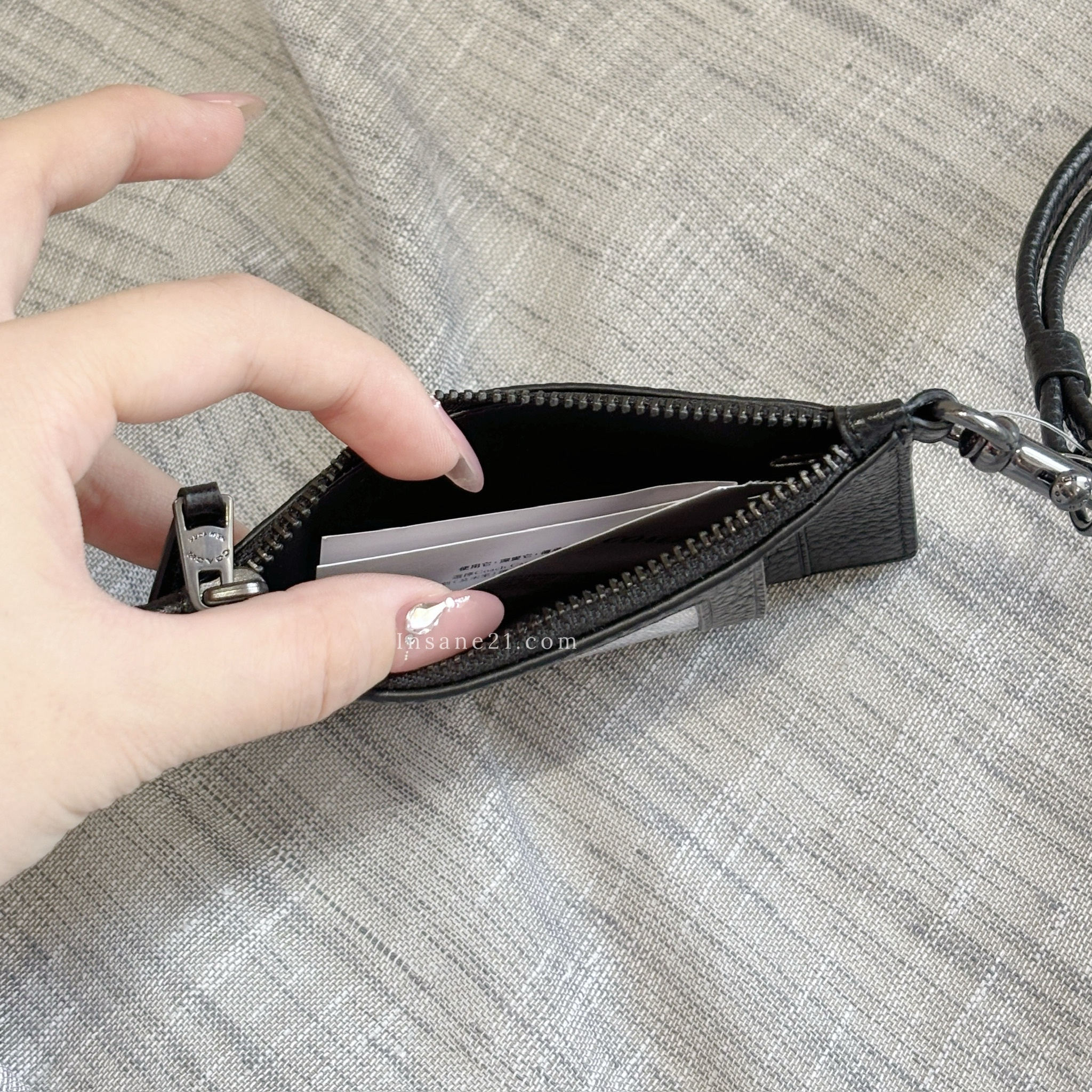 COACH 全黑掛脖卡夾 證件套 拉鍊收納包 壓紋/現貨