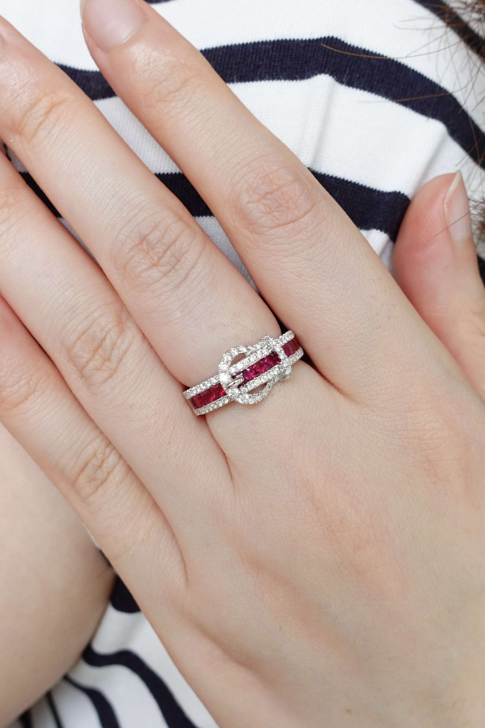 18K金紅寶石鑽石立體排戒 -  公主方無縫鑲嵌