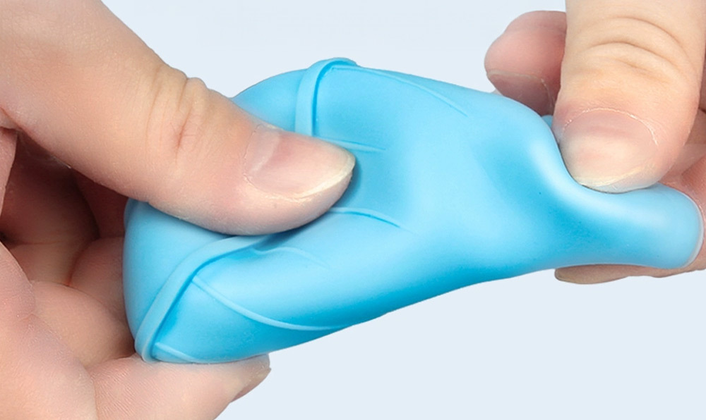 採用高彈力橡膠與透明塑膠製作，堅固耐用又不易變形磨損