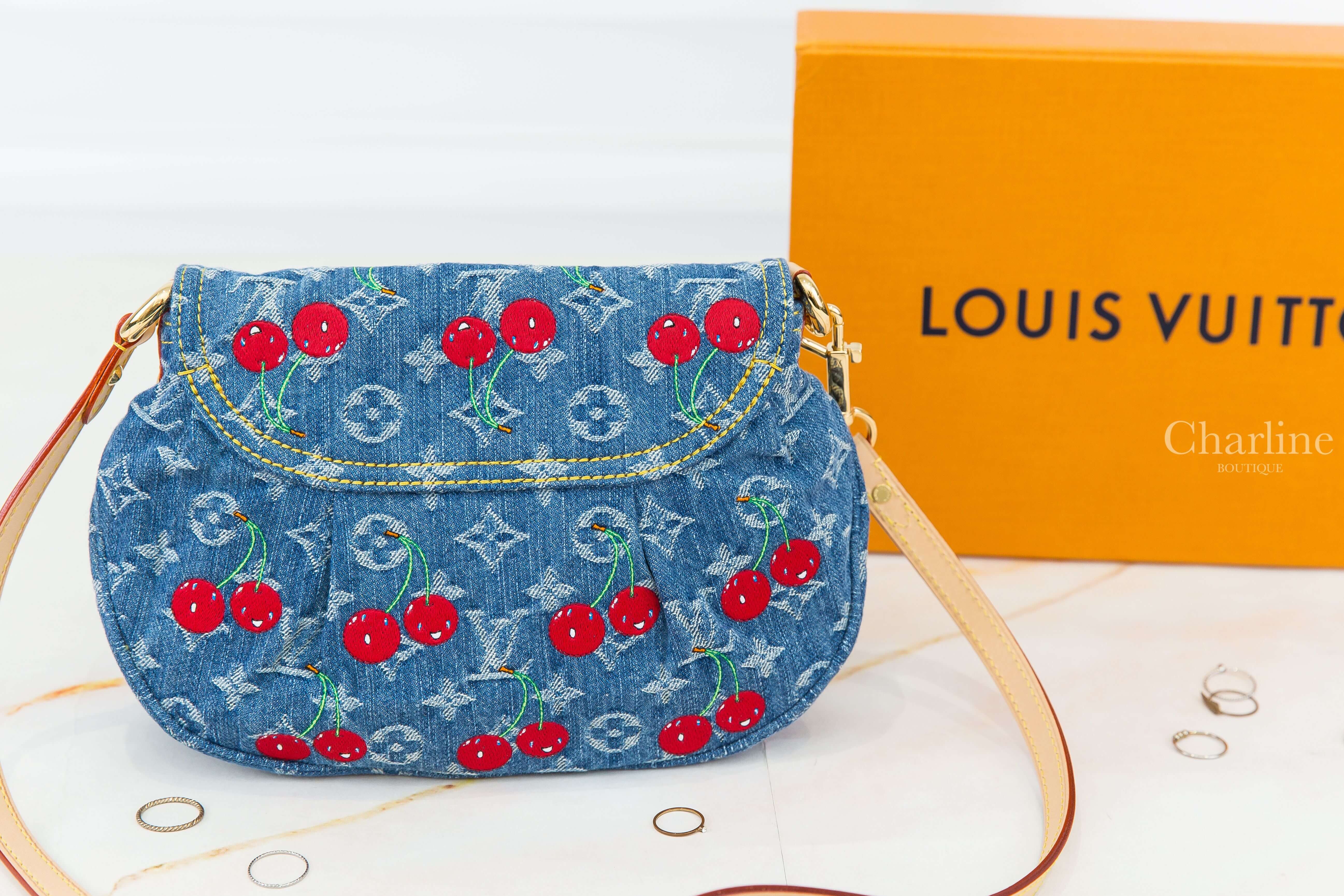 Louis Vuitton LV x TM Sunset Bag 聯名款丹寧藍滿版白色老花紅色微笑櫻桃紅字牛仔布金釦手提肩背包-Charline Boutique 精品代購