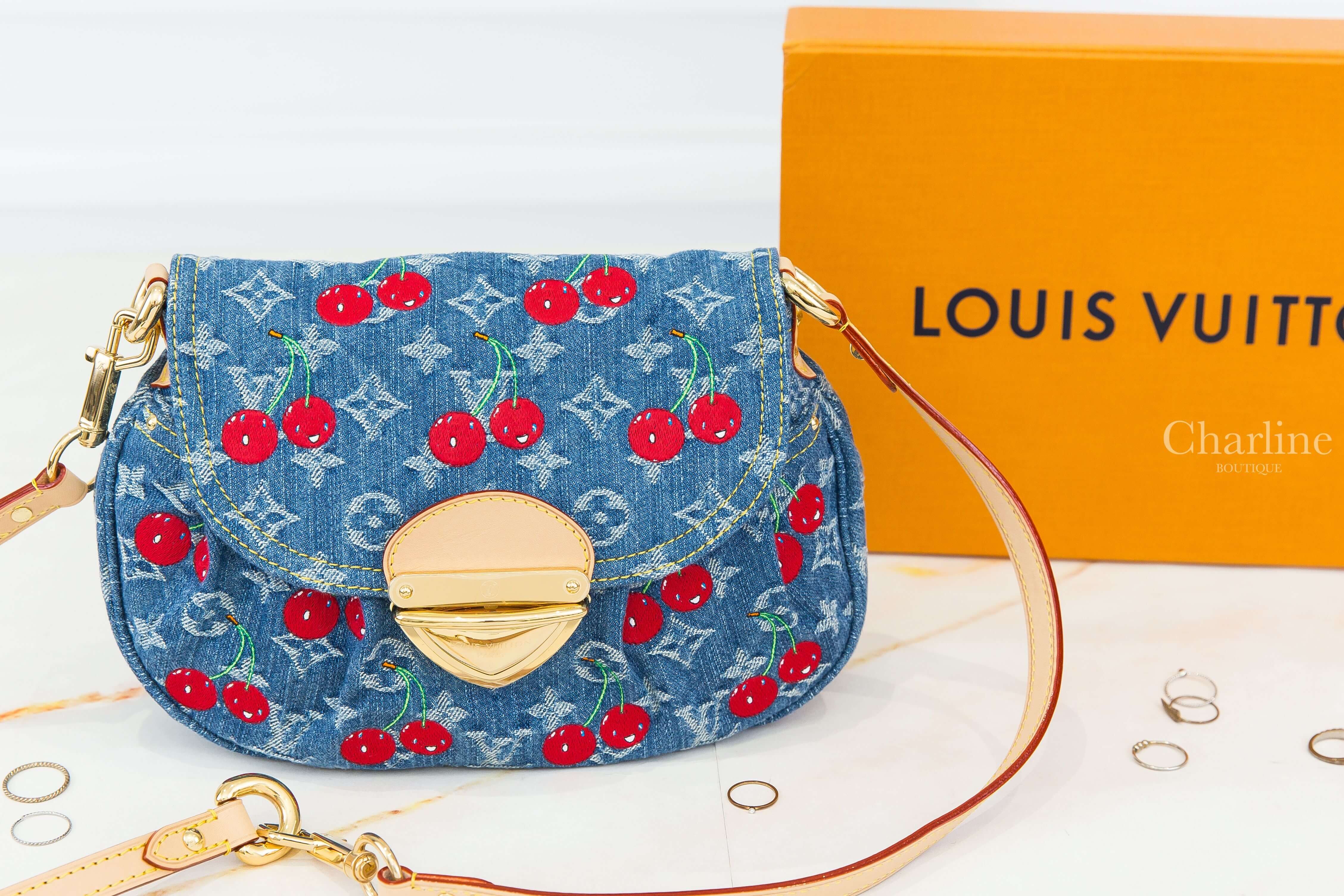Louis Vuitton LV x TM Sunset Bag 聯名款丹寧藍滿版白色老花紅色微笑櫻桃牛仔布金釦手提肩背包