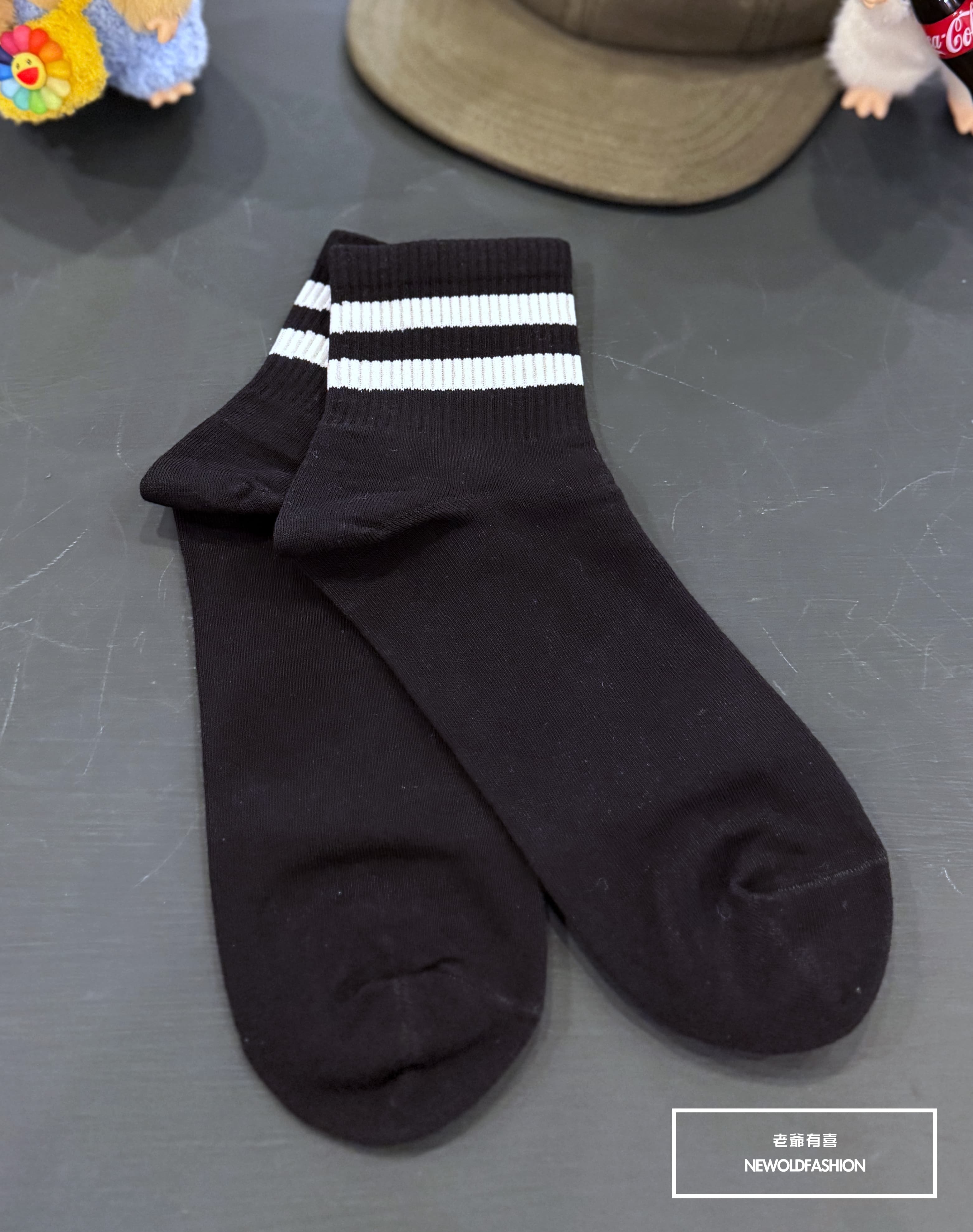 『新品上市』重磅撞色雙線高筒襪-黑