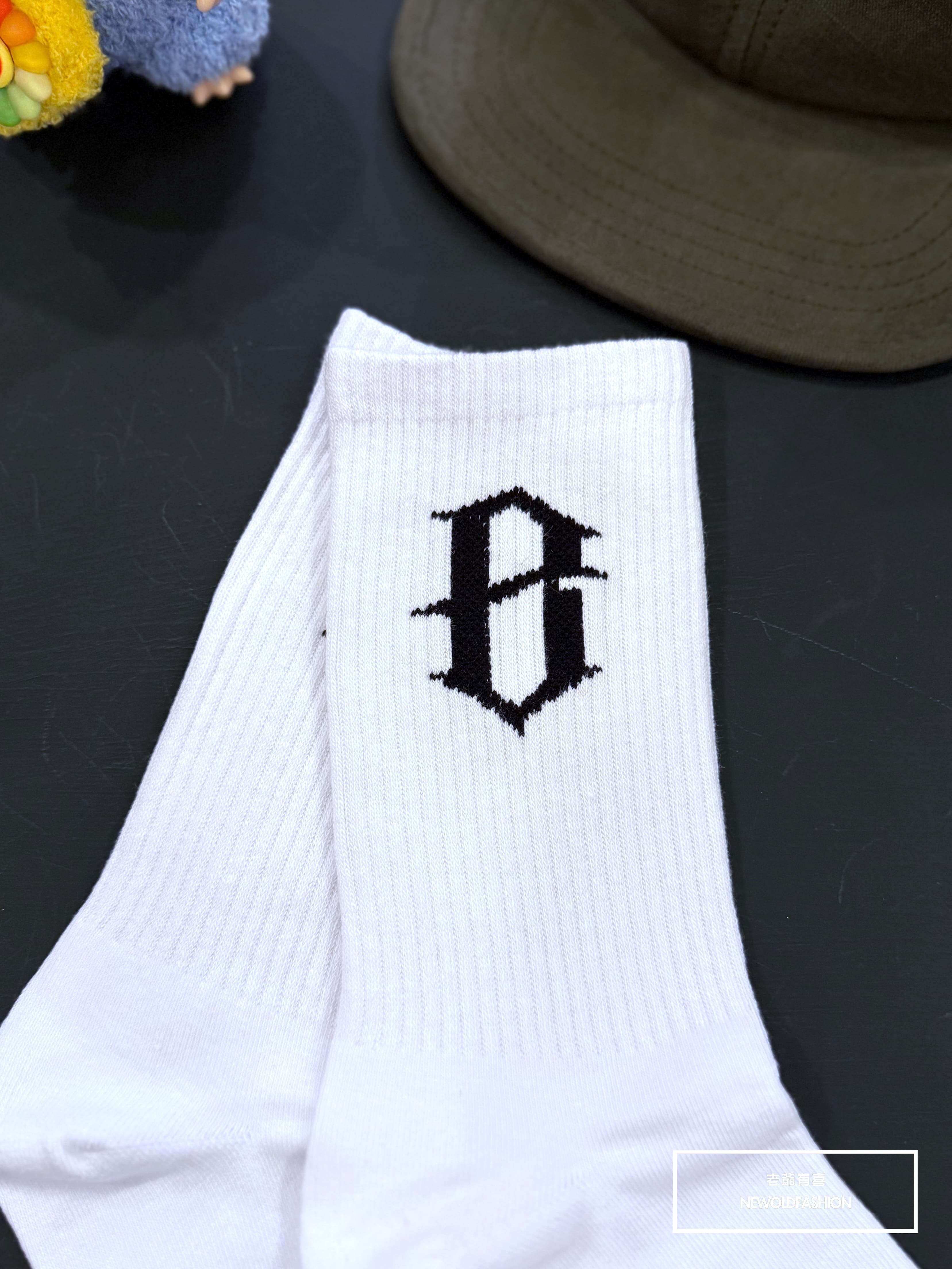 『新品上市』重磅羅馬o高筒襪-白