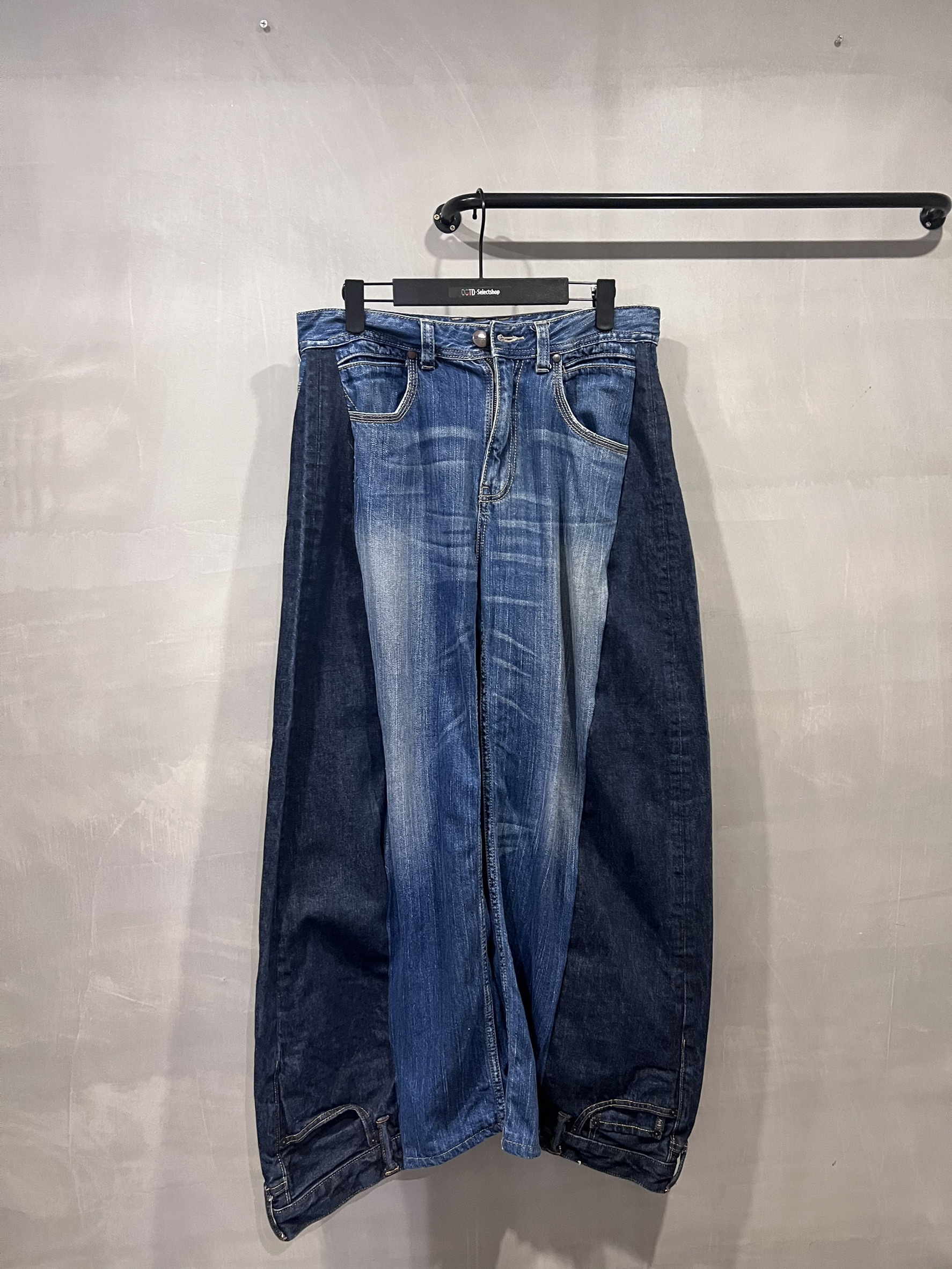 特殊剪裁顛倒牛仔褲