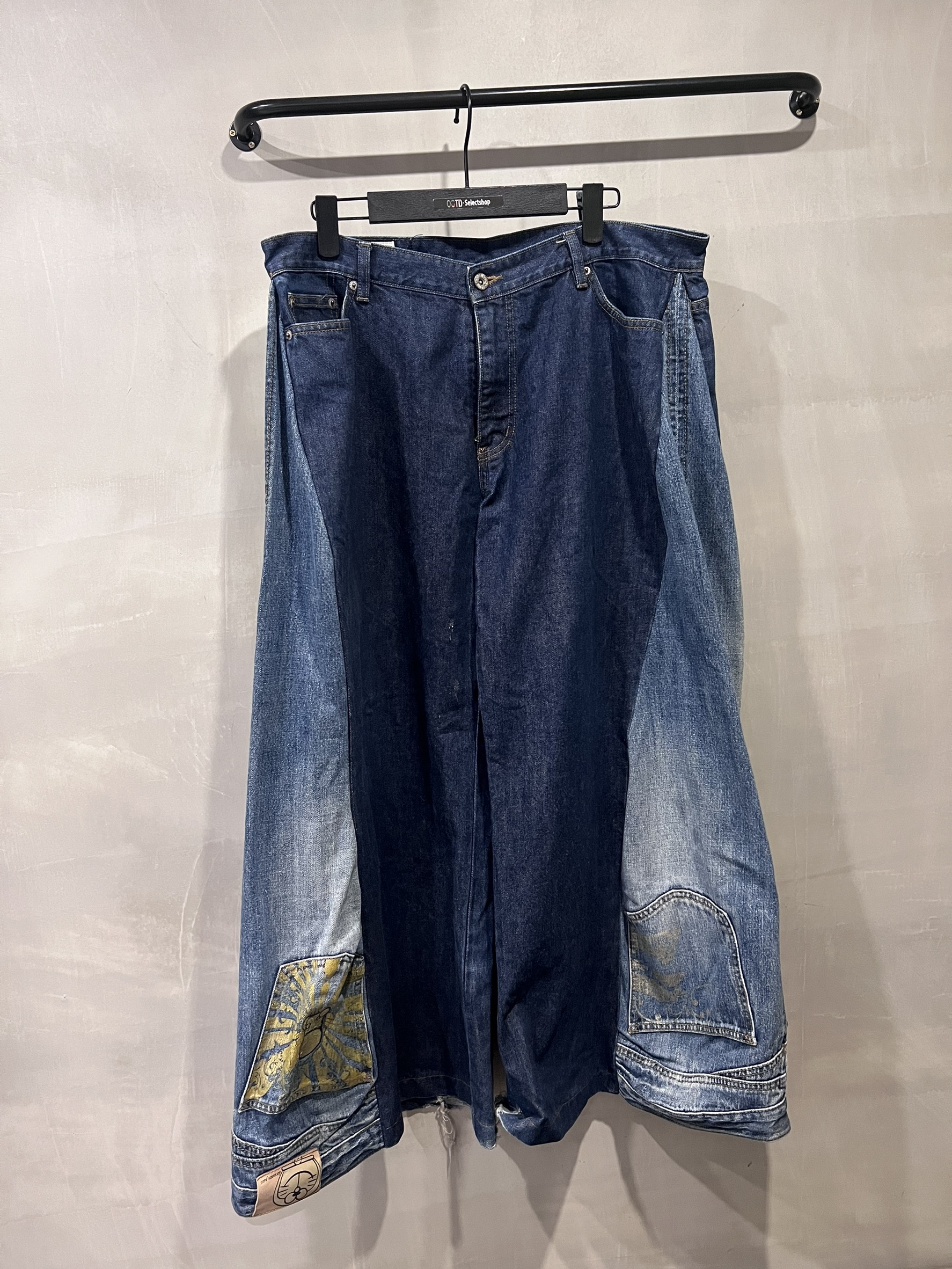 特殊剪裁反車線牛仔褲