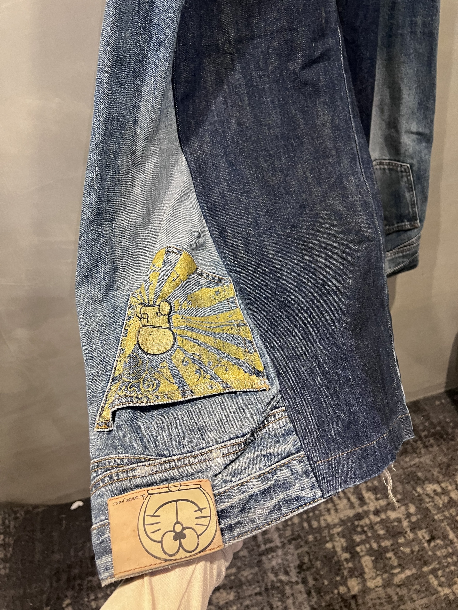 特殊剪裁反車線牛仔褲