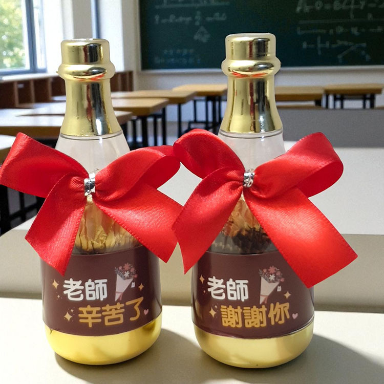 酒瓶樣式裡面含有兩顆金莎，外面貼上老師辛苦了貼紙與紅色蝴蝶結，合適的送禮選擇