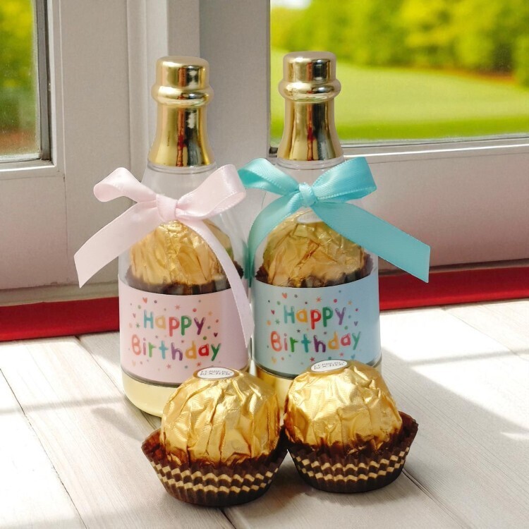 酒瓶樣式裡面含有兩顆金莎，外面貼上粉色與藍色的happy birthday貼紙與紅色蝴蝶結，合適的送禮選擇