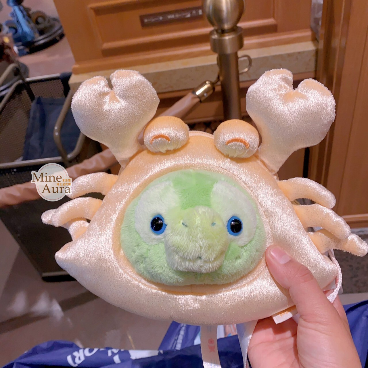 2025 夏日派對 達菲 Duffy 與好友們 奧樂米拉 海龜 OluMel 絨毛 螃蟹大頭造型 斜背包 -上海迪士尼樂園