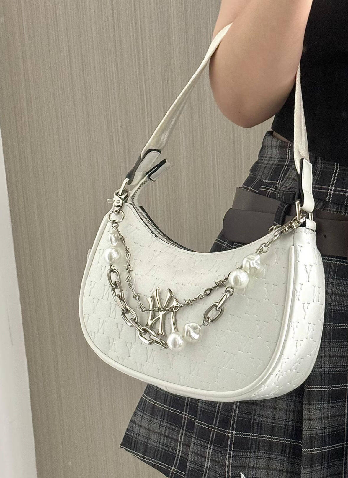 韓國代購 MLB Monogram系列 NY Hobo 老花 壓印 肩背 腋下包3ABQS022N-50CRS