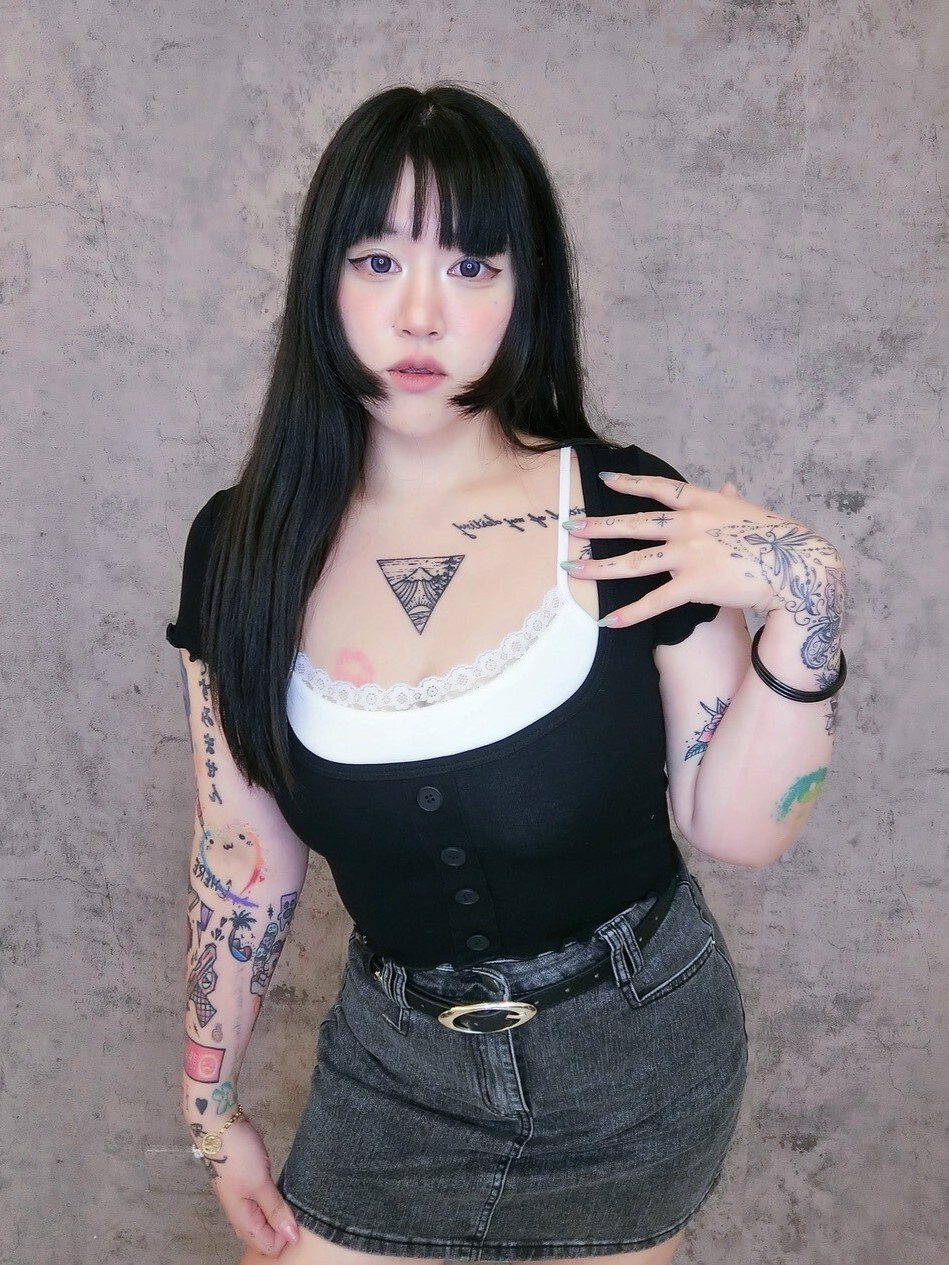 方領排扣短袖上衣+蕾絲滾邊背心兩件套