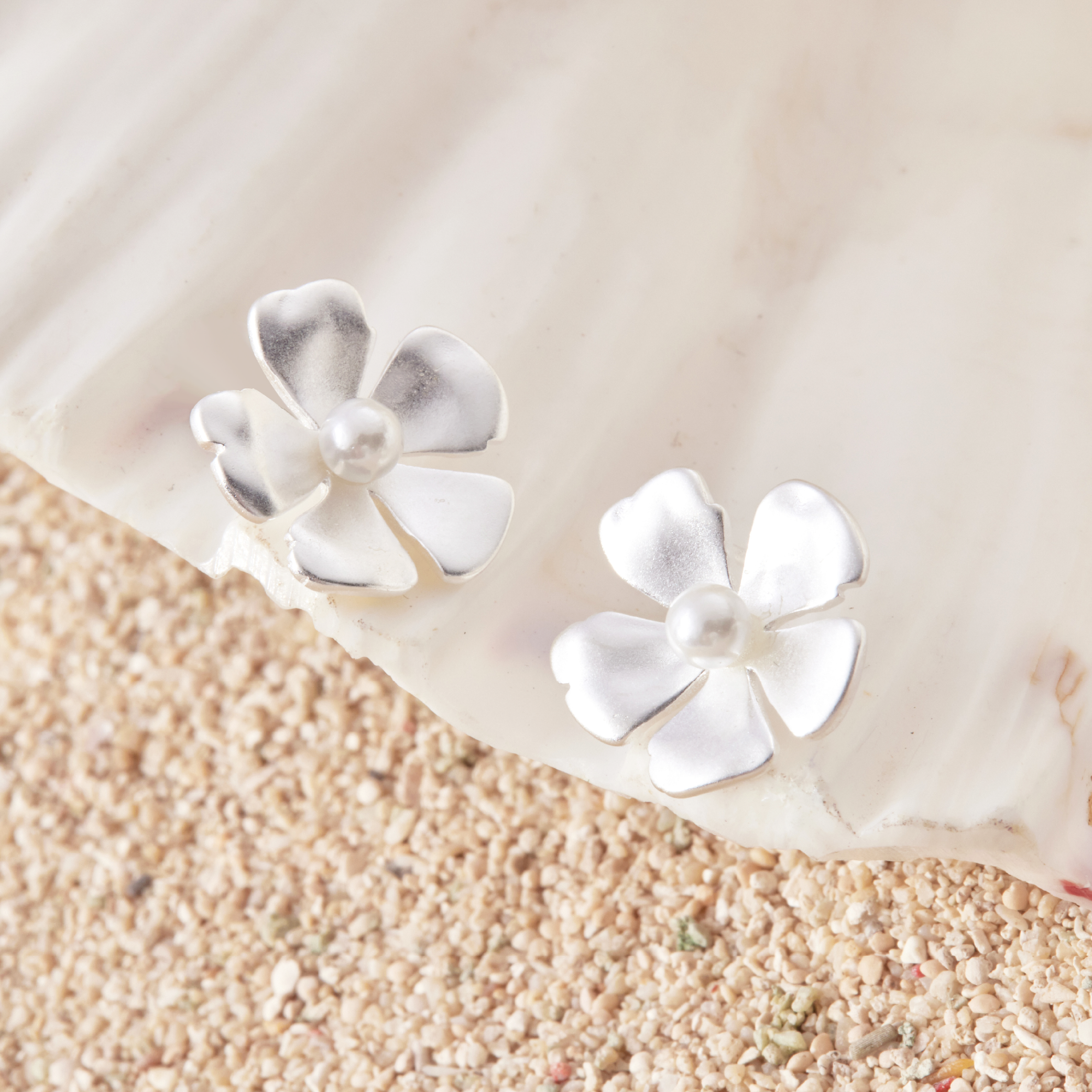 E2295 | 純銀珍珠小花耳環