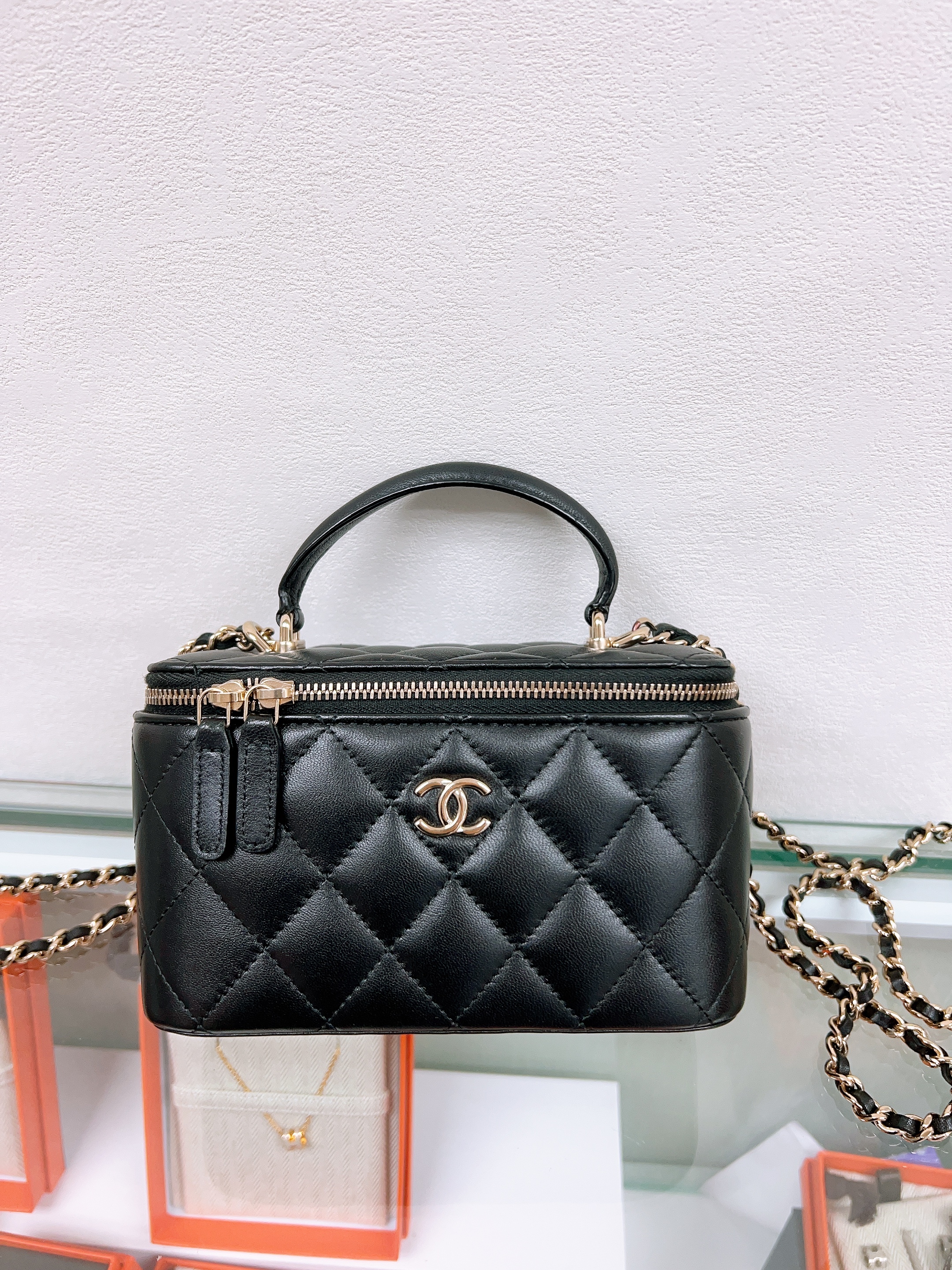 Chanel vanity with handle (black/GHW)