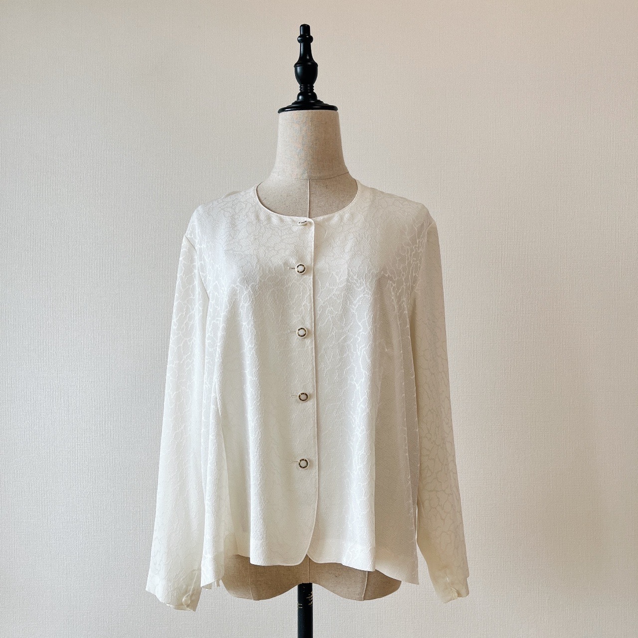 珍珠白色圓領暗花長袖上衣