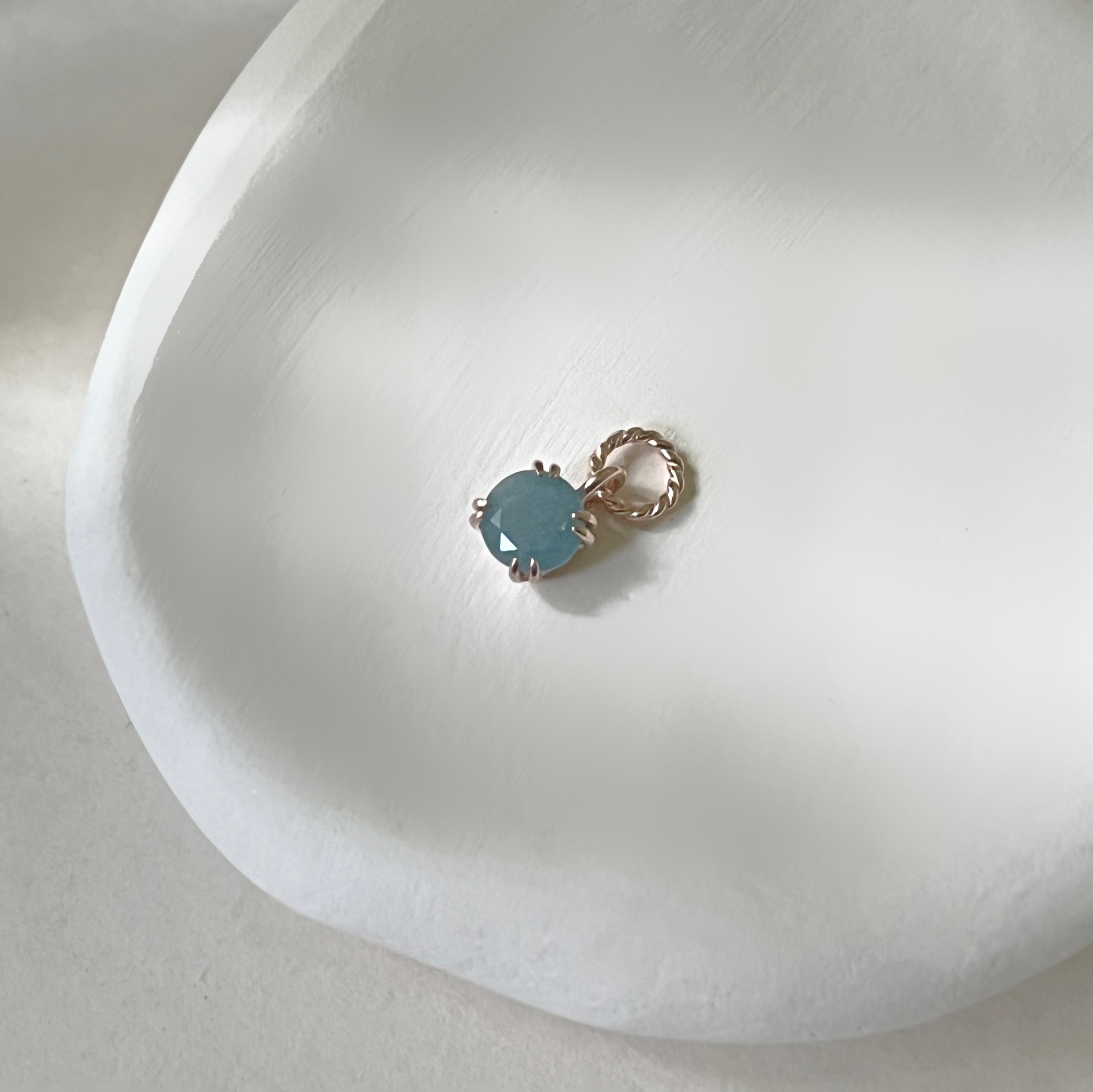 雙爪小圓水藍石英耳墜