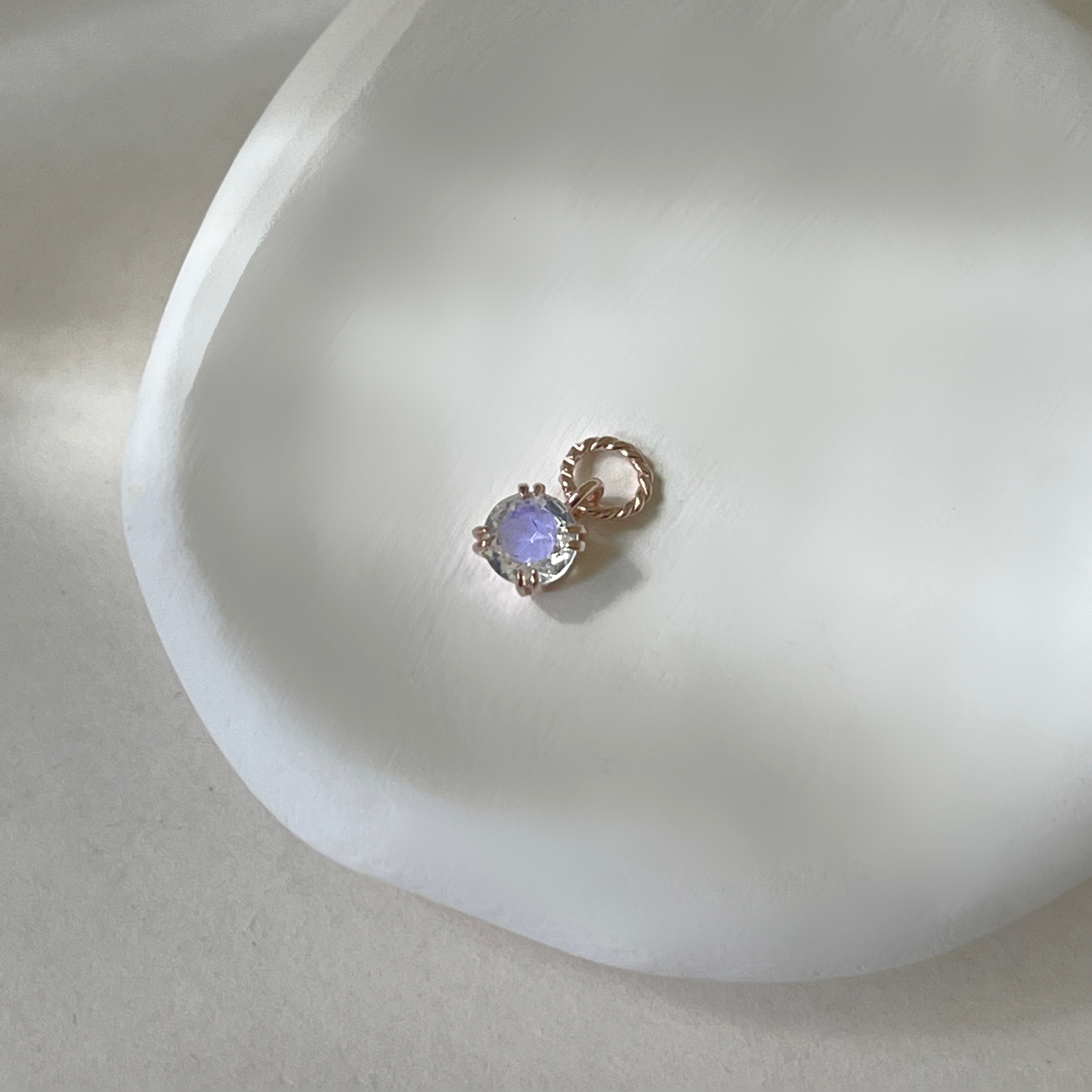 雙爪小圓月光石耳墜