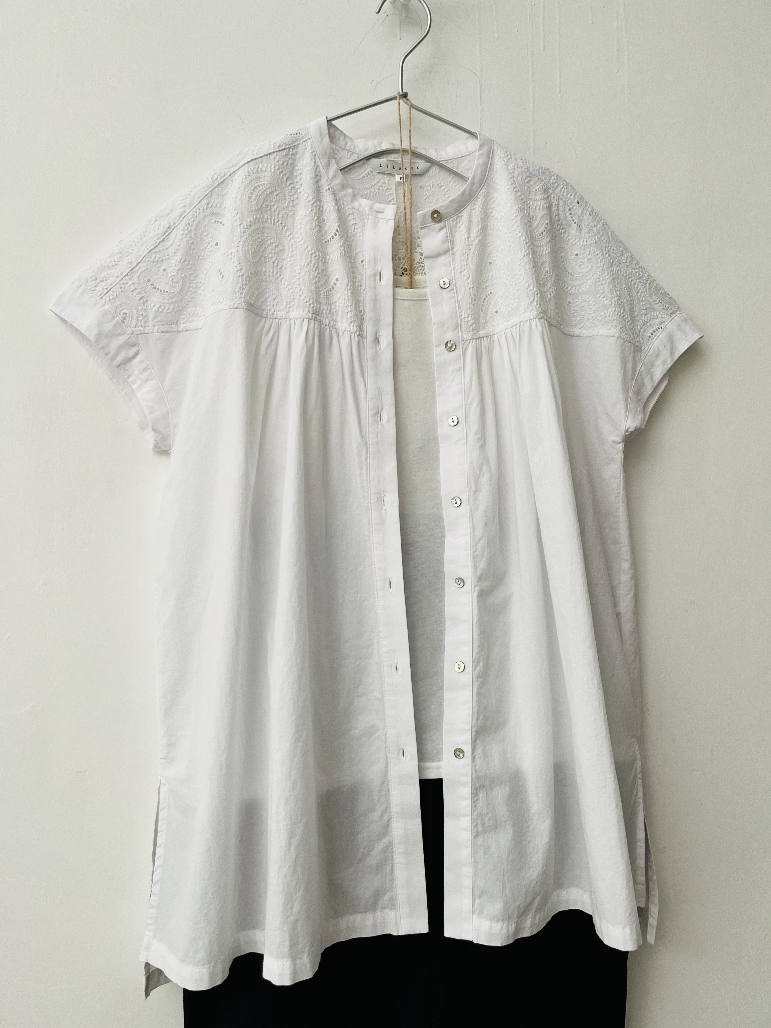 LILASIC白色刺繡通花top