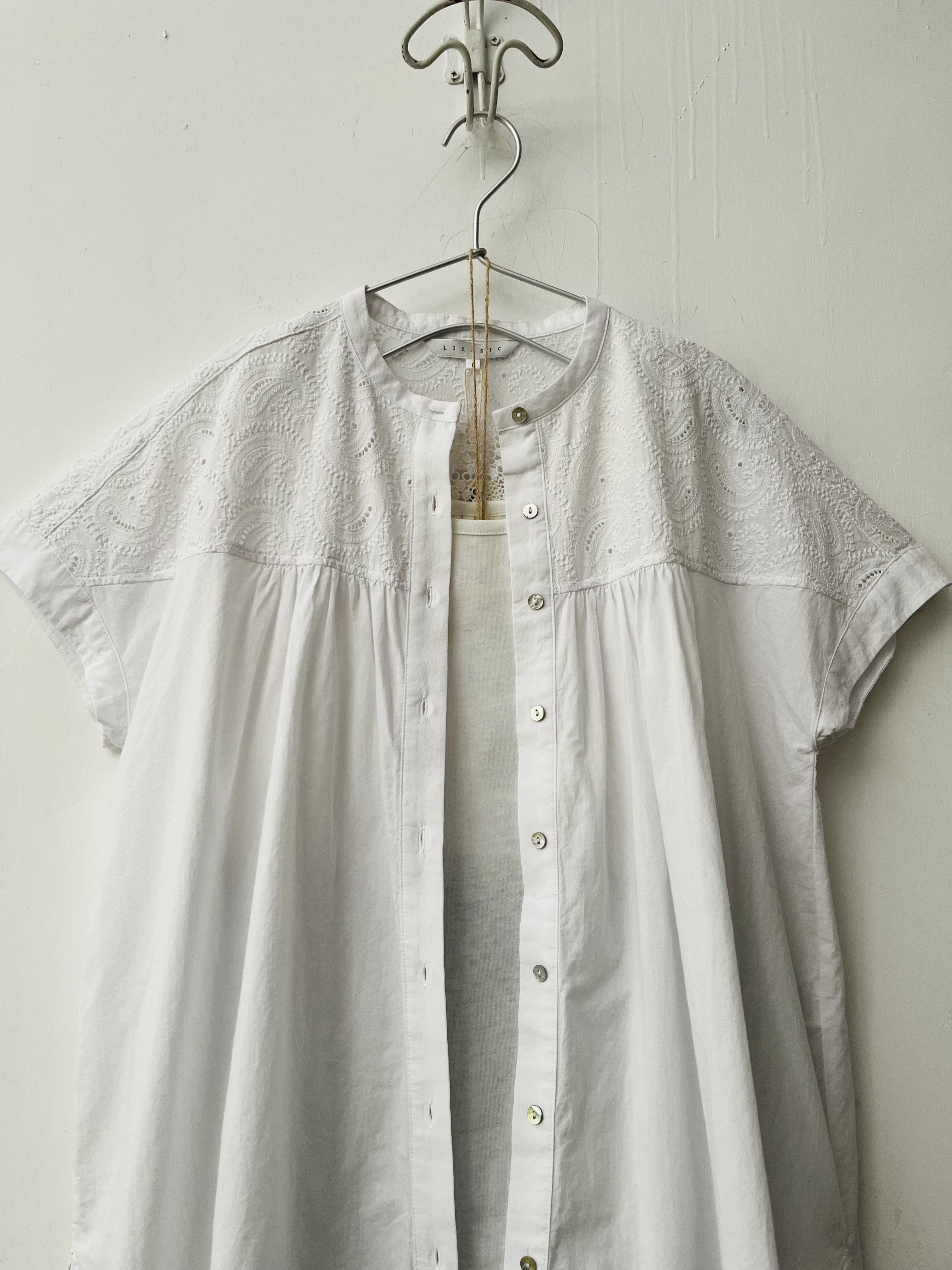 LILASIC白色刺繡通花top