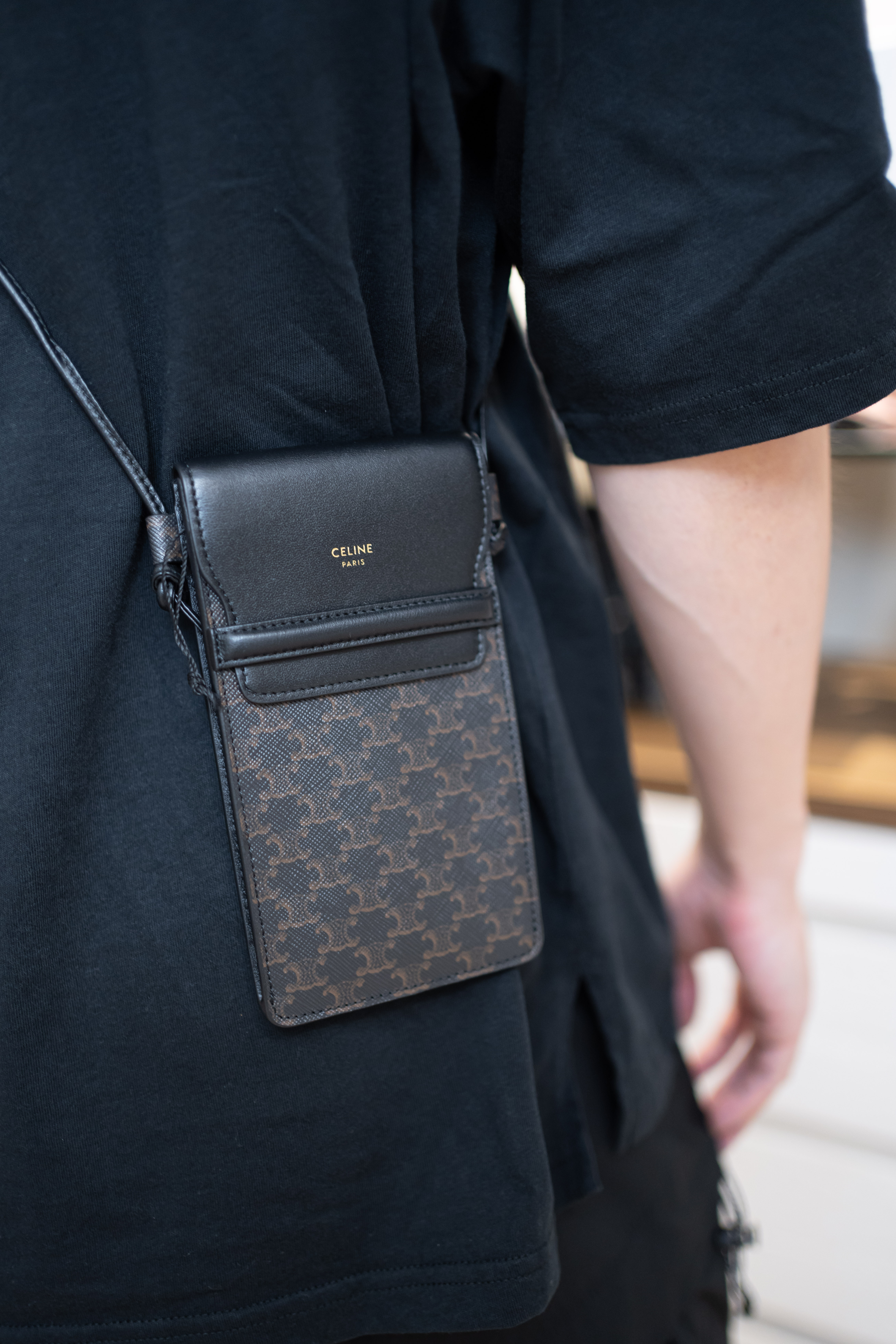 CELINE Triomphe 凱旋門標誌印花手機包 黑色