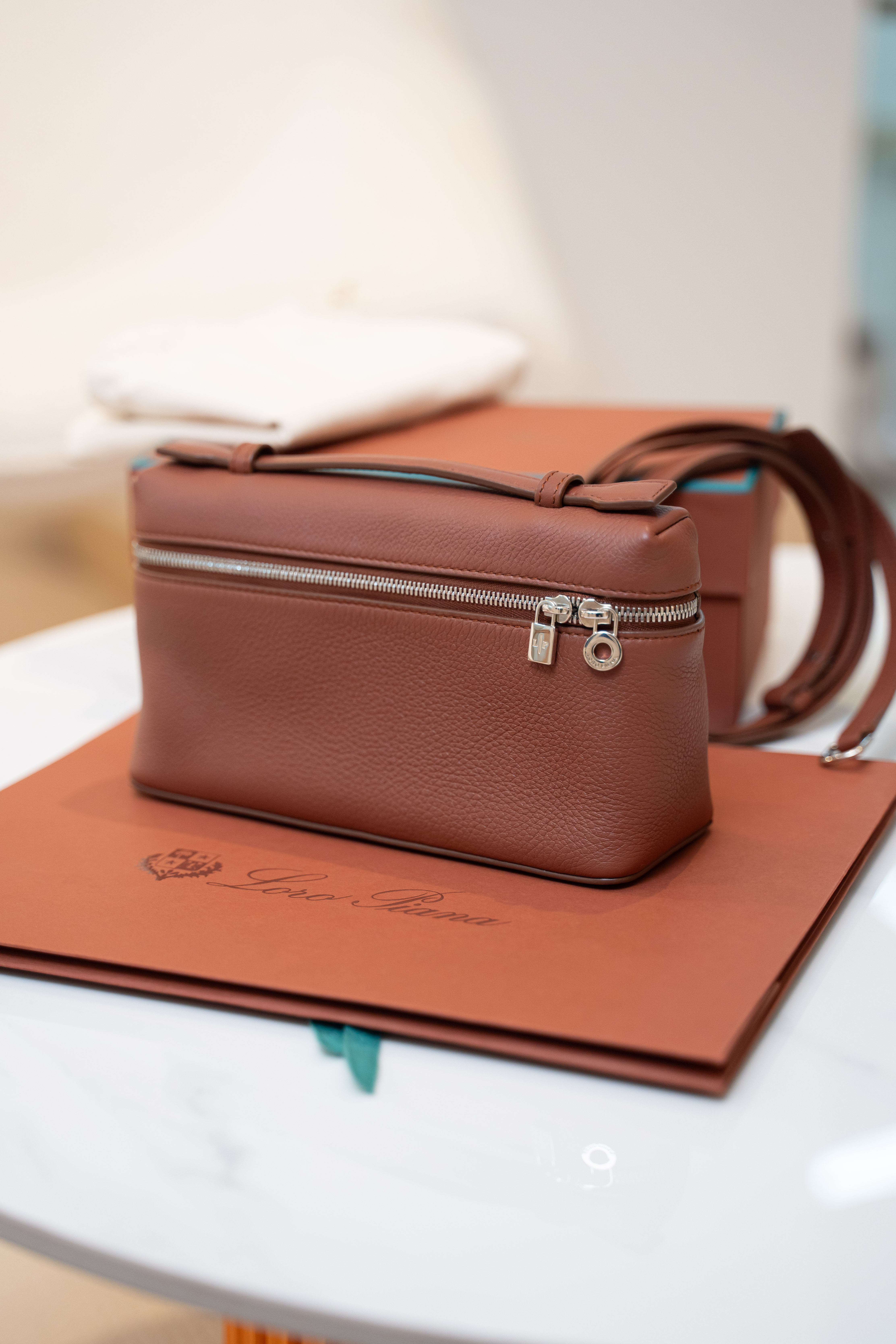 Loro Piana ExtraPocket L19 銀扣焦糖色