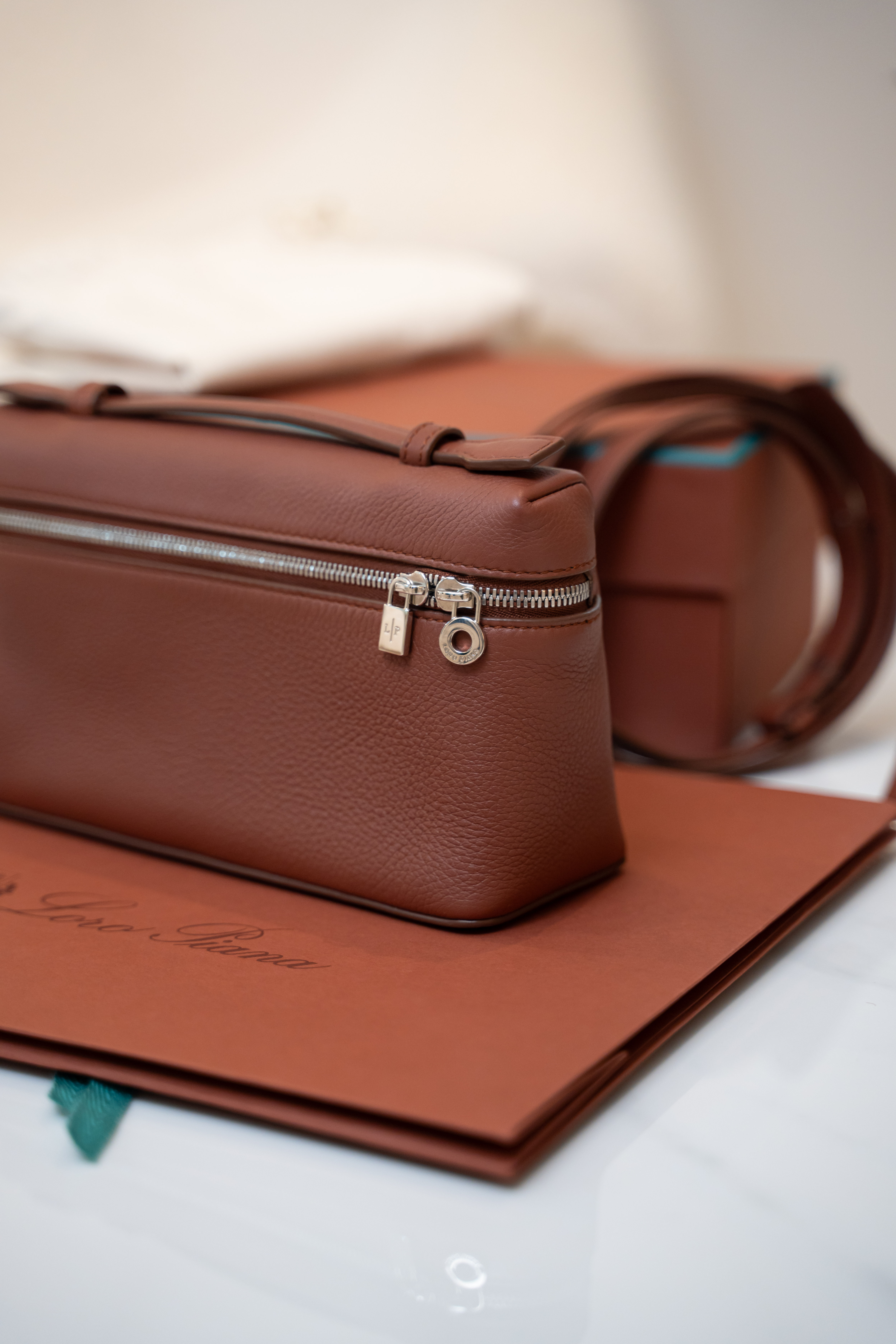 Loro Piana ExtraPocket L19 銀扣焦糖色