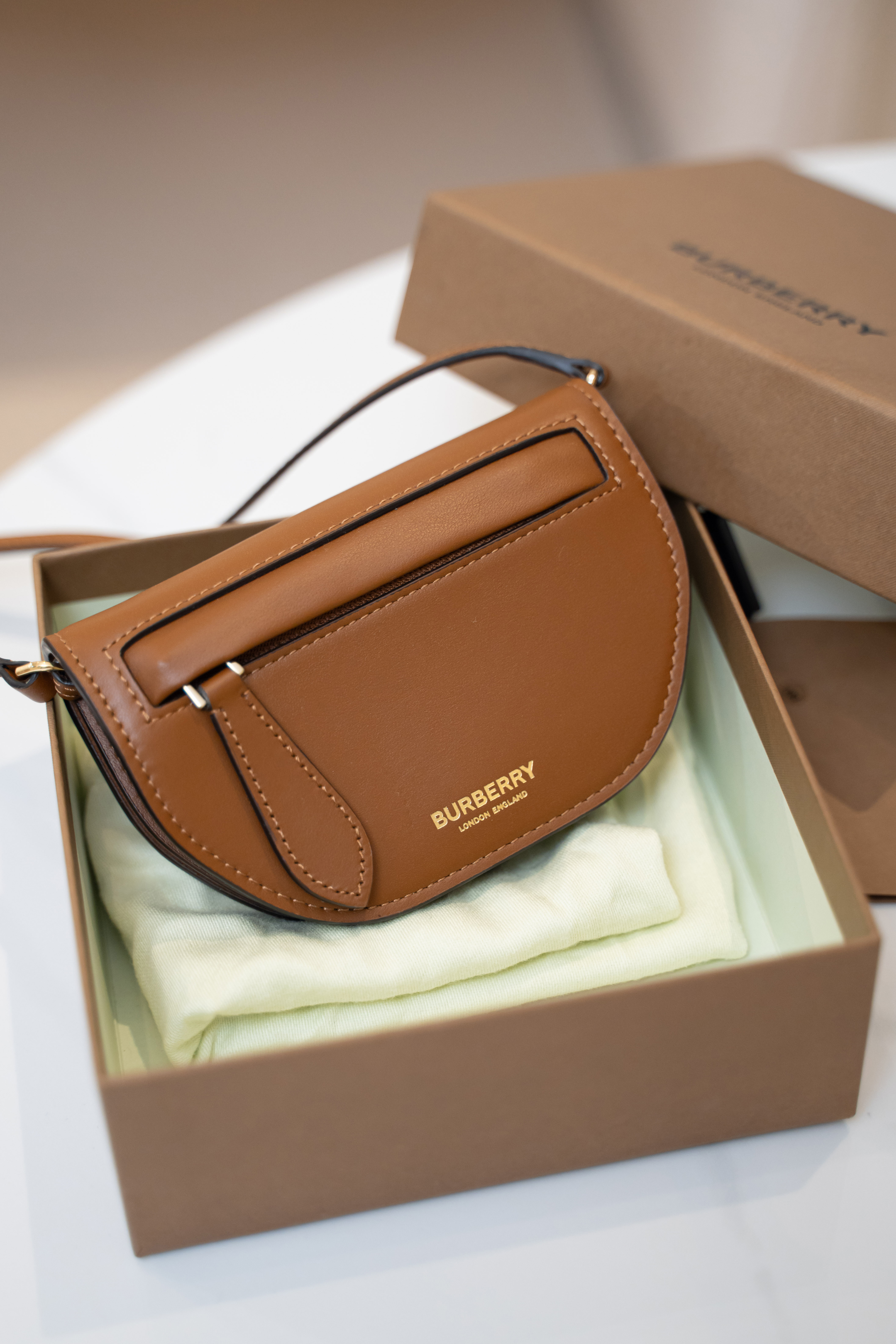 Burberry Olympia  皮革卡片夾（含可拆式背帶）