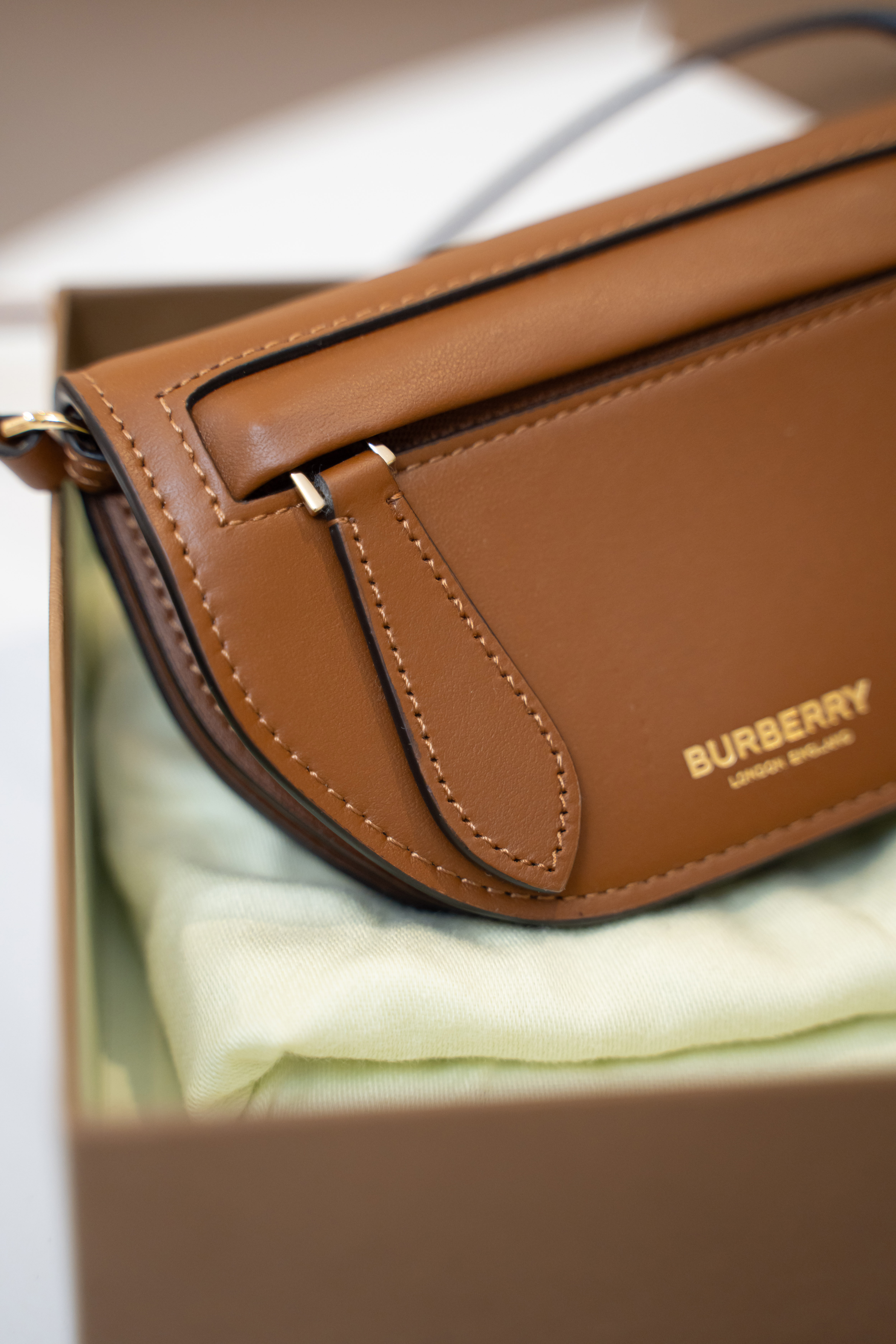 Burberry Olympia  皮革卡片夾（含可拆式背帶）