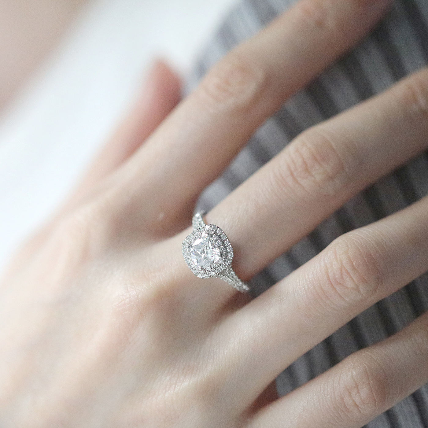 溫柔呢喃 — GIA1克拉枕形鑽戒