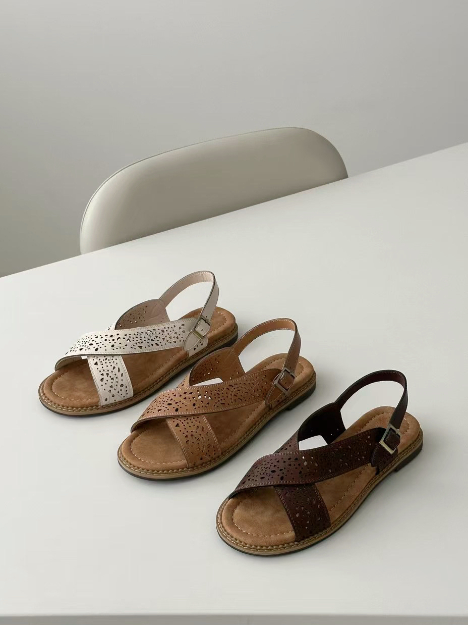 #228N504 夏日可麗露~ ♪ ྀི  交叉木雕感鏤空牛皮涼鞋