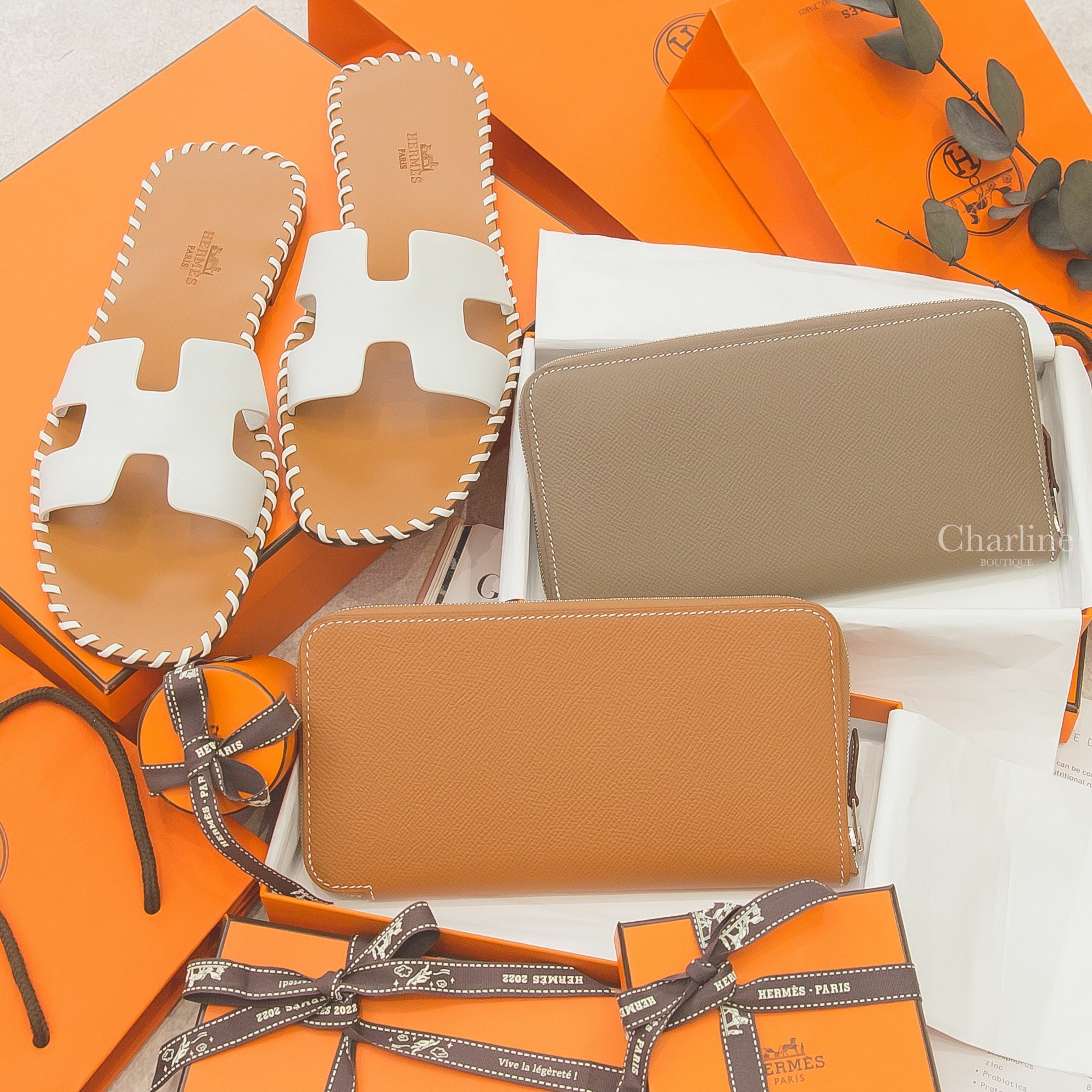Hermès Long Wallet 焦糖色絲巾長夾,Hermès Long Wallet 大象灰絲巾長夾,Hermès Sandals 白色牛皮H編織滾邊平底拖鞋-Charline Boutique 精品代購