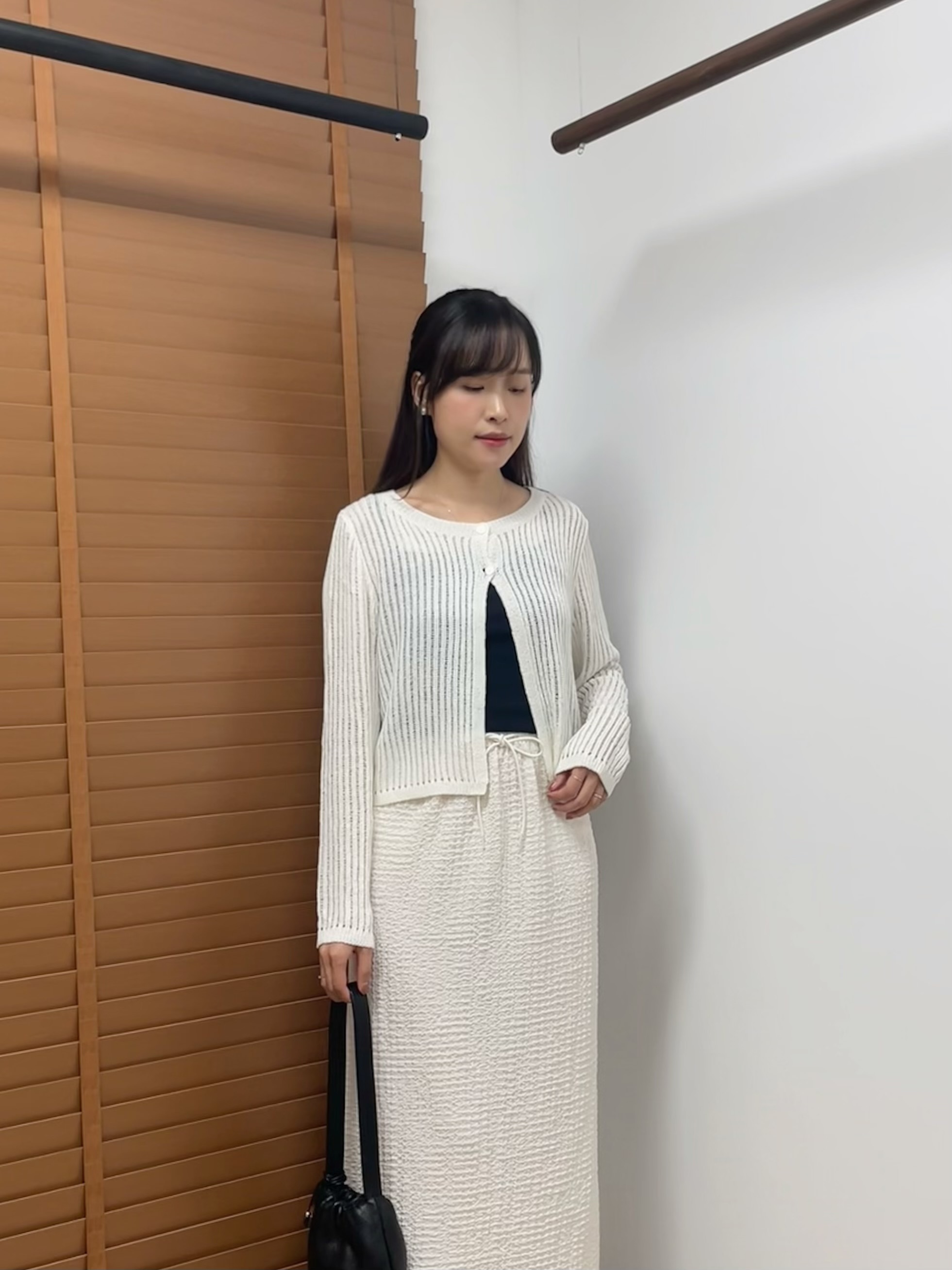 #228N511 二顆鈕扣，透膚直横間針織外套