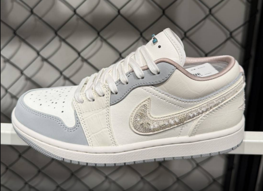 NIKE / WMNS AIR  JORDAN 1 / White /   JUL25