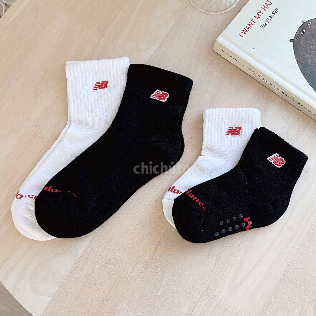 New Balance 小紅刺繡黑白短襪 成人/小童