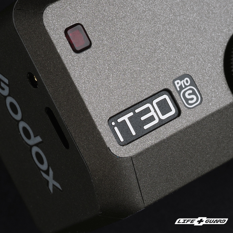 Godox iT30 Pro 貼膜質感特寫，LIFE+GUARD 設計風格