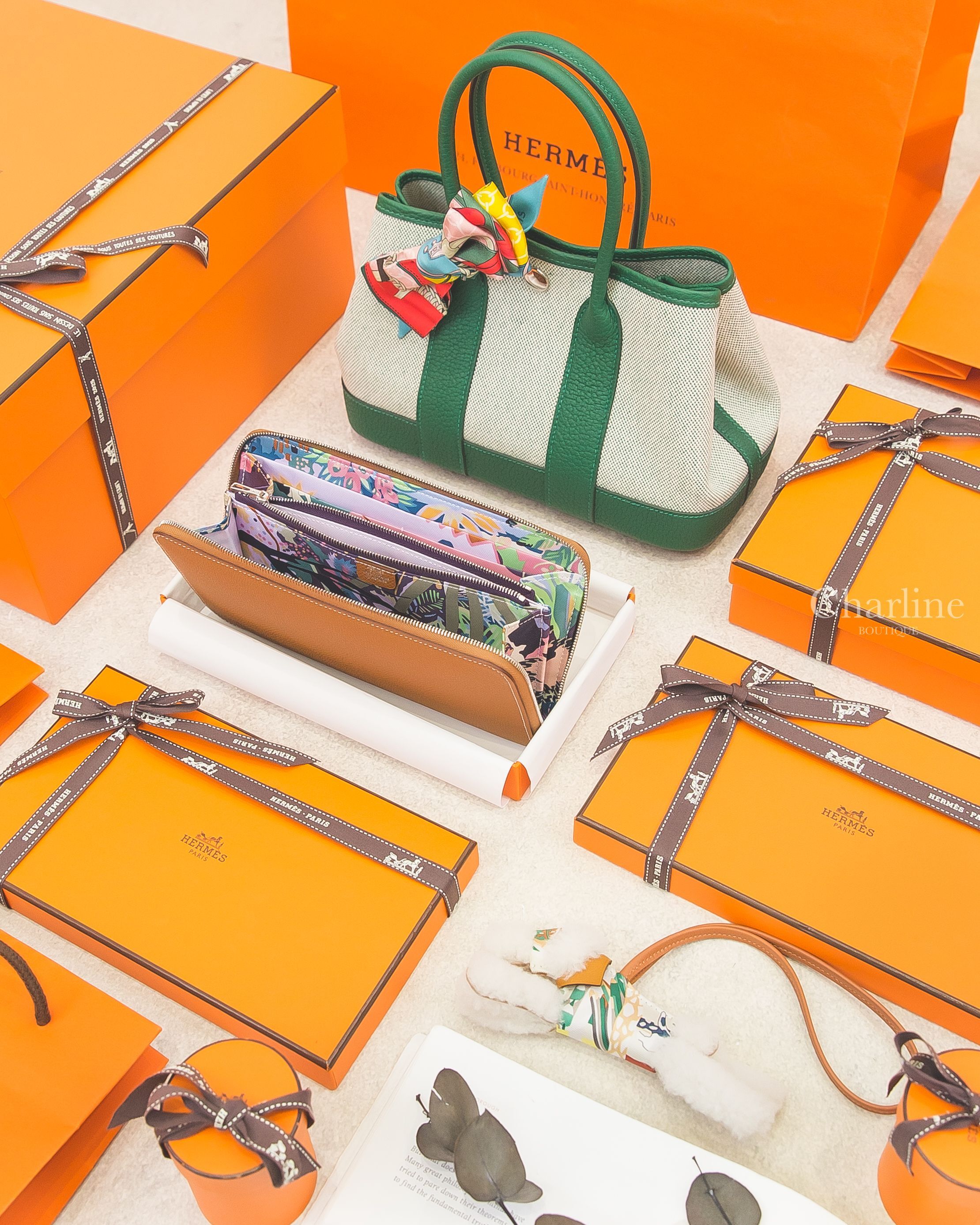 Hermès 焦糖色絲巾拉鍊長夾,Hermès Neo Garden Party 淡褐色帆布拼寶石綠迷你皮革手提包,Hermès Budy焦糖色羊皮掛繩/彩色真絲衣服羊毛獵狐梗犬吊飾-Charline Boutique 精品代購