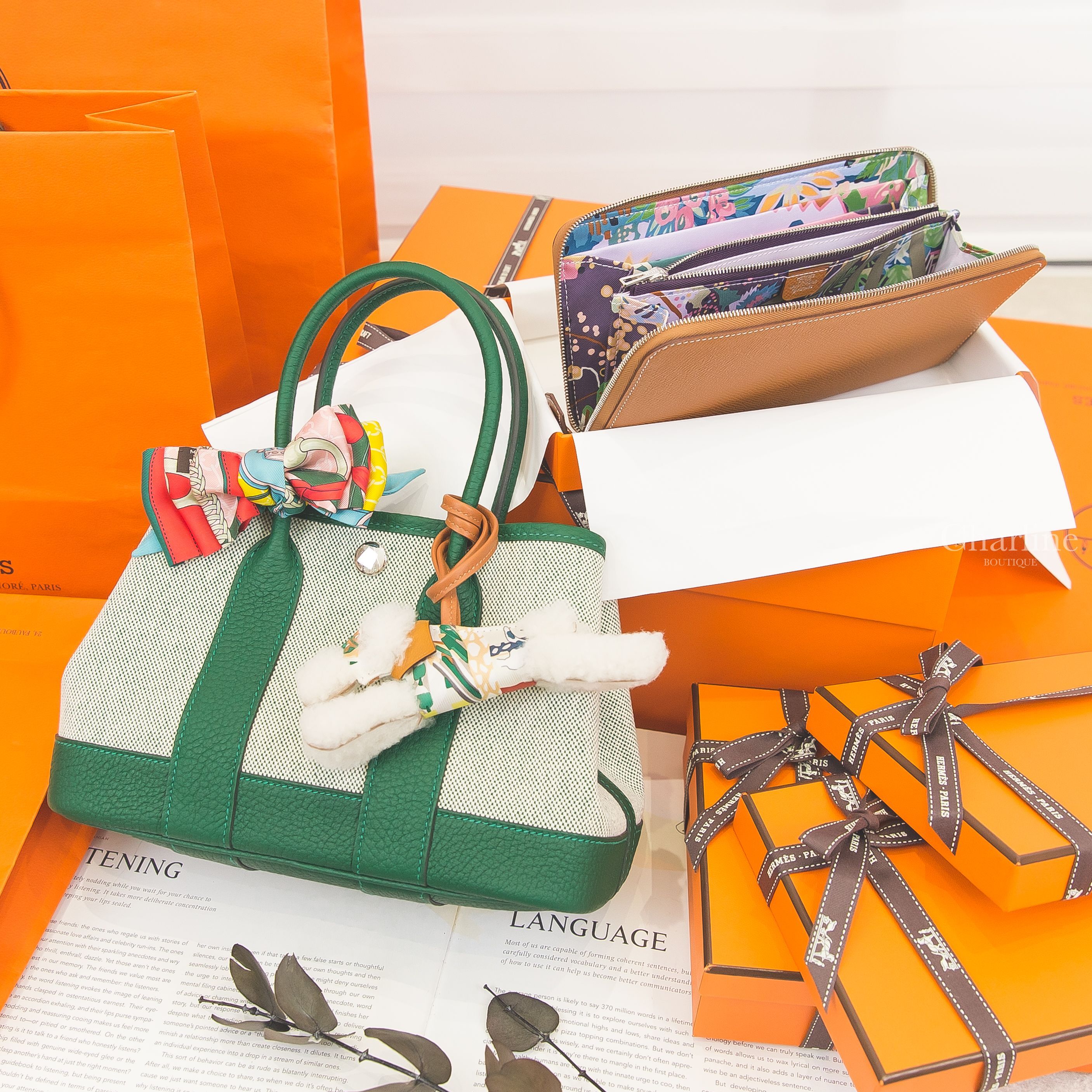 Hermès 焦糖色絲巾拉鍊長夾,Hermès Neo Garden Party 淡褐色帆布拼寶石綠迷你皮革手提包,Hermès Budy焦糖色羊皮掛繩/彩色真絲衣服羊毛獵狐梗犬吊飾-Charline Boutique 精品代購