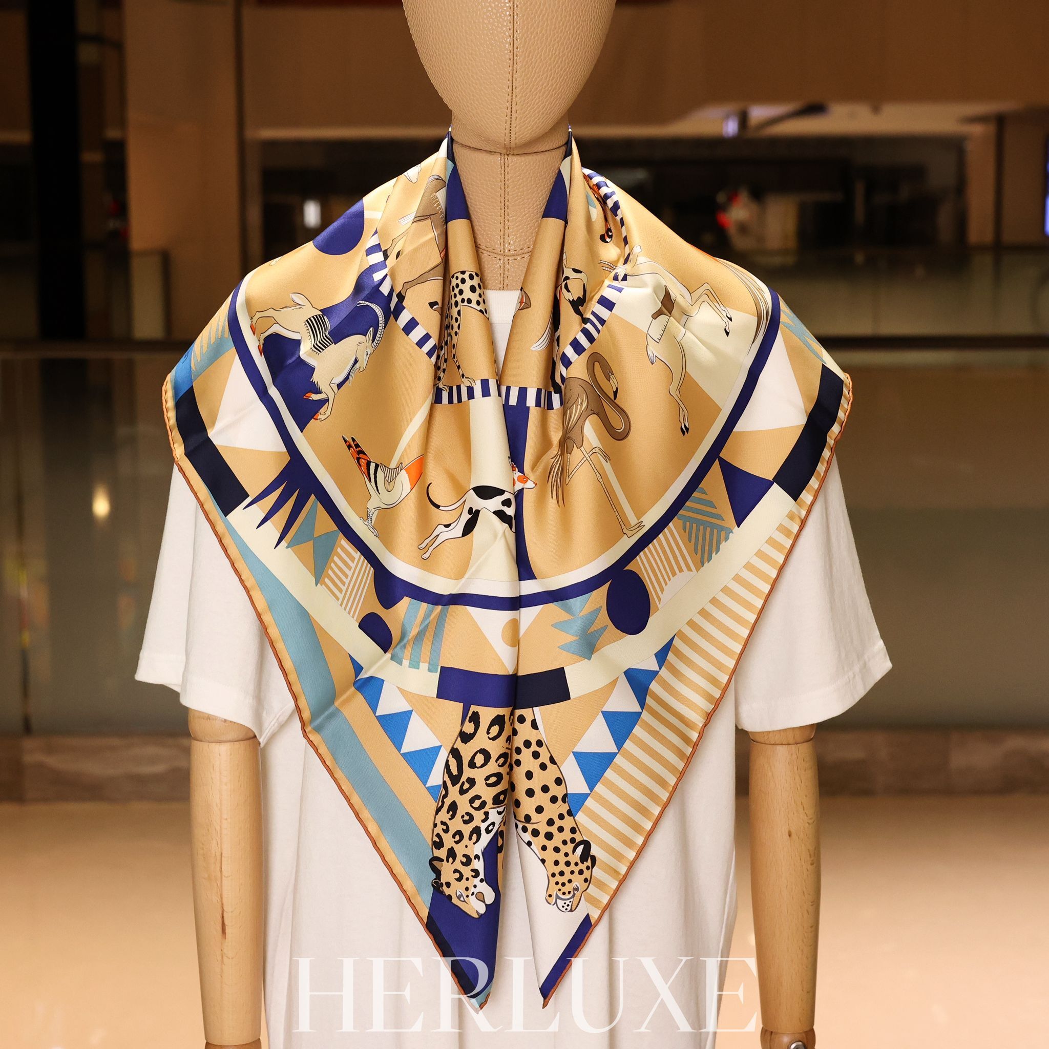 Le carrousel du tigre royal scarf 100%soie 90x90cm beige doré /indigo/crème