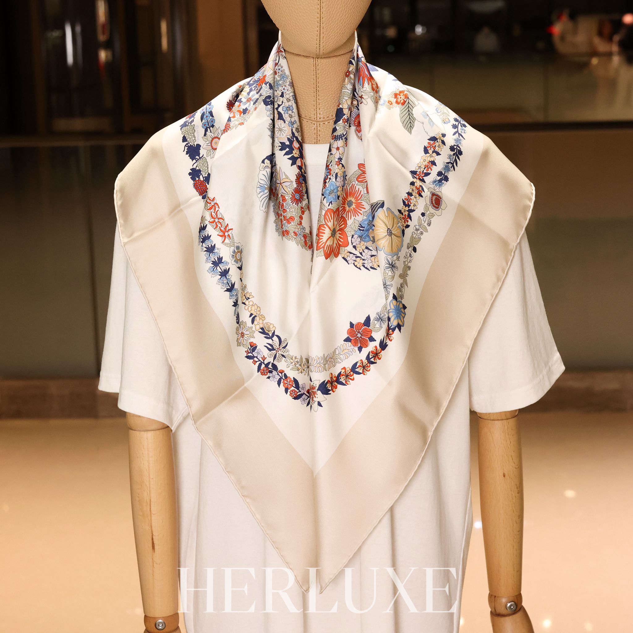 Brides de gala en fleurs sable / blanc / bleu scarf 100%soie 90x90cm