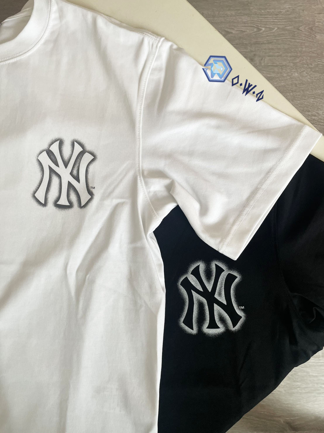 【OWN】MLB Korea 短袖上衣 落肩 寬鬆 夏季服飾 短TEE 休閒 塗鴉 NY 洋基 Karina同款 Aespa 不分男女 黑色 白色