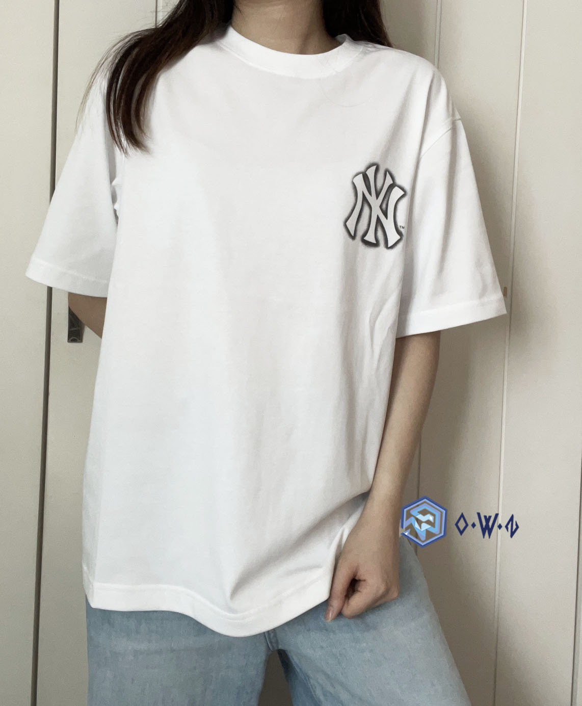【OWN】MLB Korea 短袖上衣 落肩 寬鬆 夏季服飾 短TEE 休閒 塗鴉 NY 洋基 Karina同款 Aespa 不分男女 黑色 白色