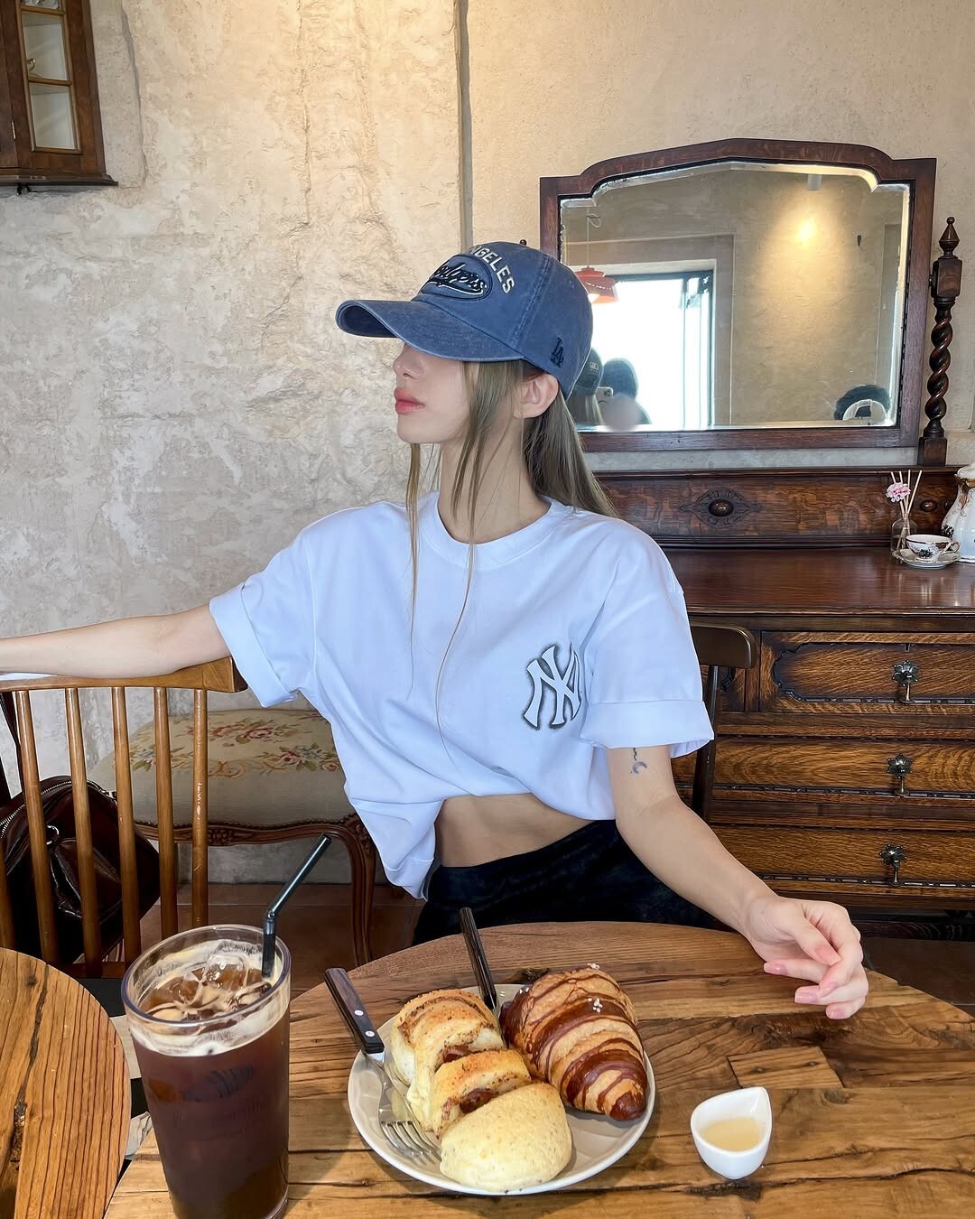 【OWN】MLB Korea 短袖上衣 落肩 寬鬆 夏季服飾 短TEE 休閒 塗鴉 NY 洋基 Karina同款 Aespa 不分男女 黑色 白色 3ATSB0353-50WHS 3ATSB0353-50BKS