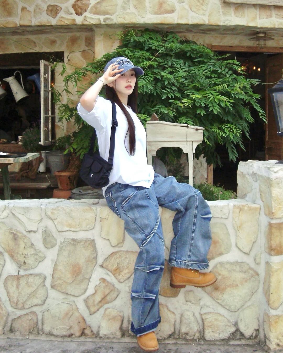 【OWN】MLB Korea 短袖上衣 落肩 寬鬆 夏季服飾 短TEE 休閒 塗鴉 NY 洋基 Karina同款 Aespa 不分男女 黑色 白色 3ATSB0353-50WHS 3ATSB0353-50BKS