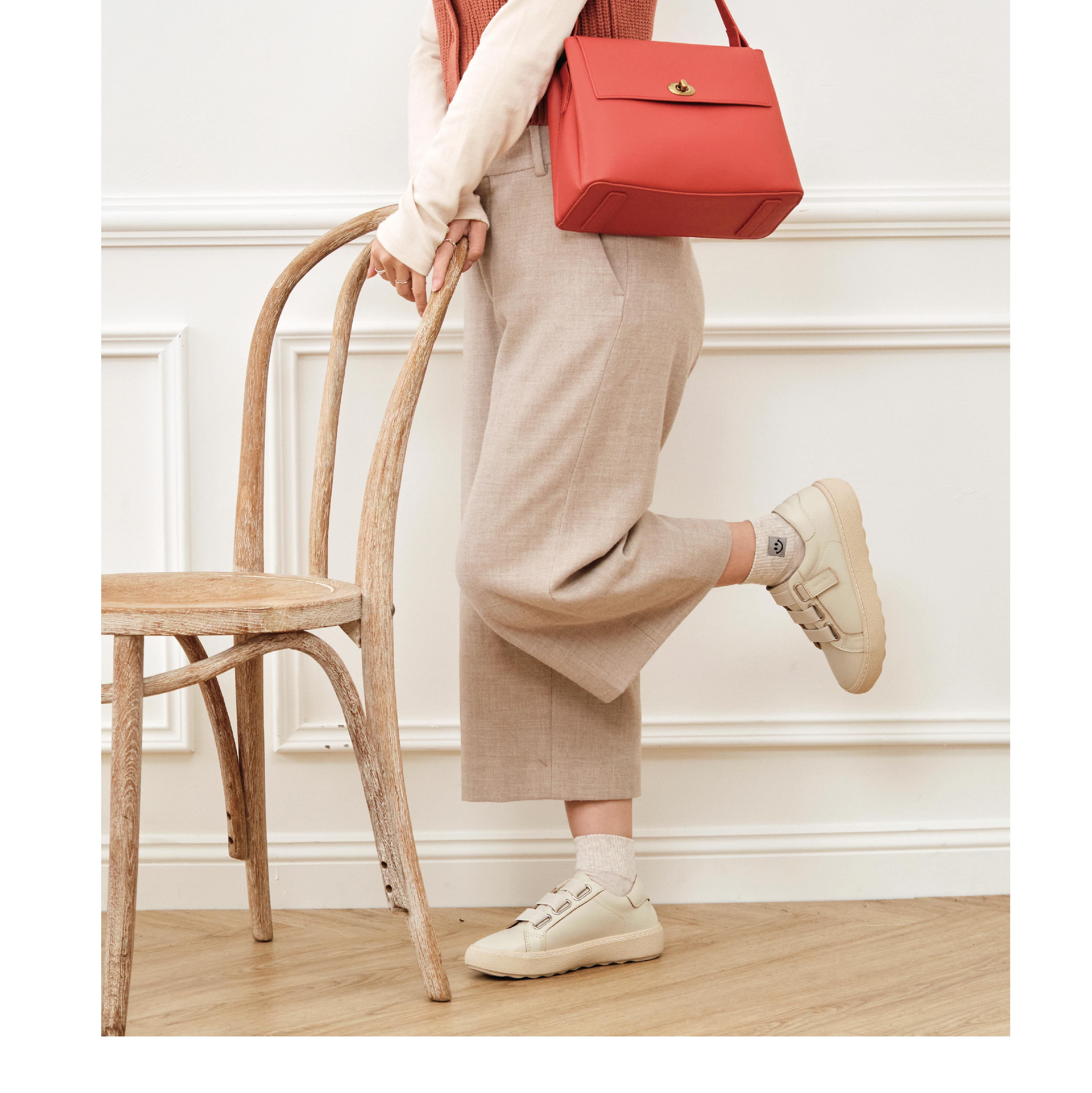 日系職場女包推薦|柔和輪廓設計襯托氣質線條