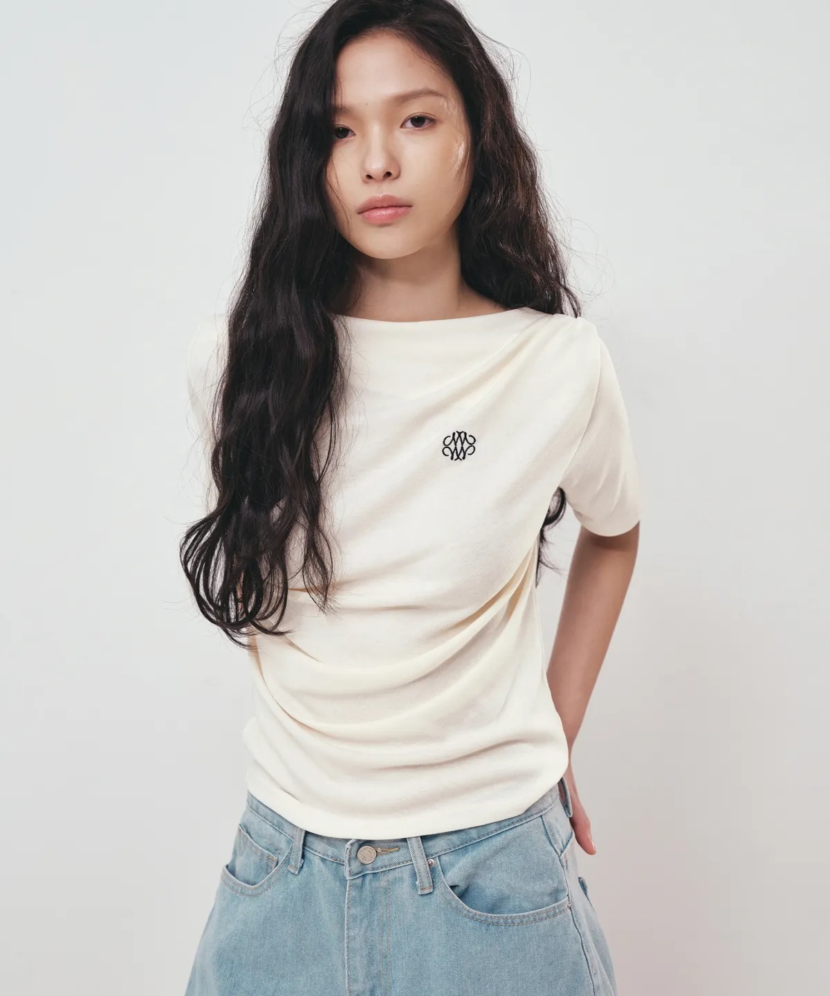 人気 Tシャツ[NICK&NICOLE] HALF SHIRRING DRAPE BOAT NECK TOP NICK&NICOLE HALF SHIRRING DRAPE BOAT NECK TOP