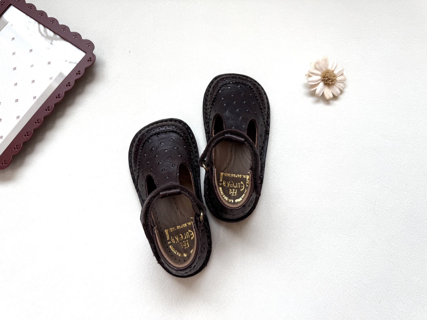 （現貨）EUREKA 鴕鳥皮雕花邊T字方楦高筒皮鞋 -棗黑