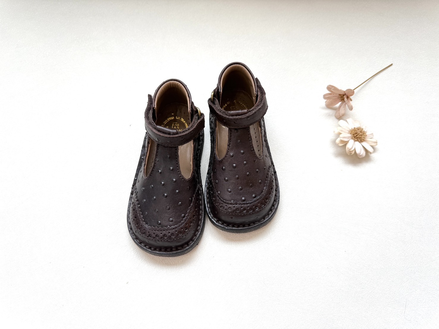 （現貨）EUREKA 鴕鳥皮雕花邊T字方楦高筒皮鞋 -棗黑