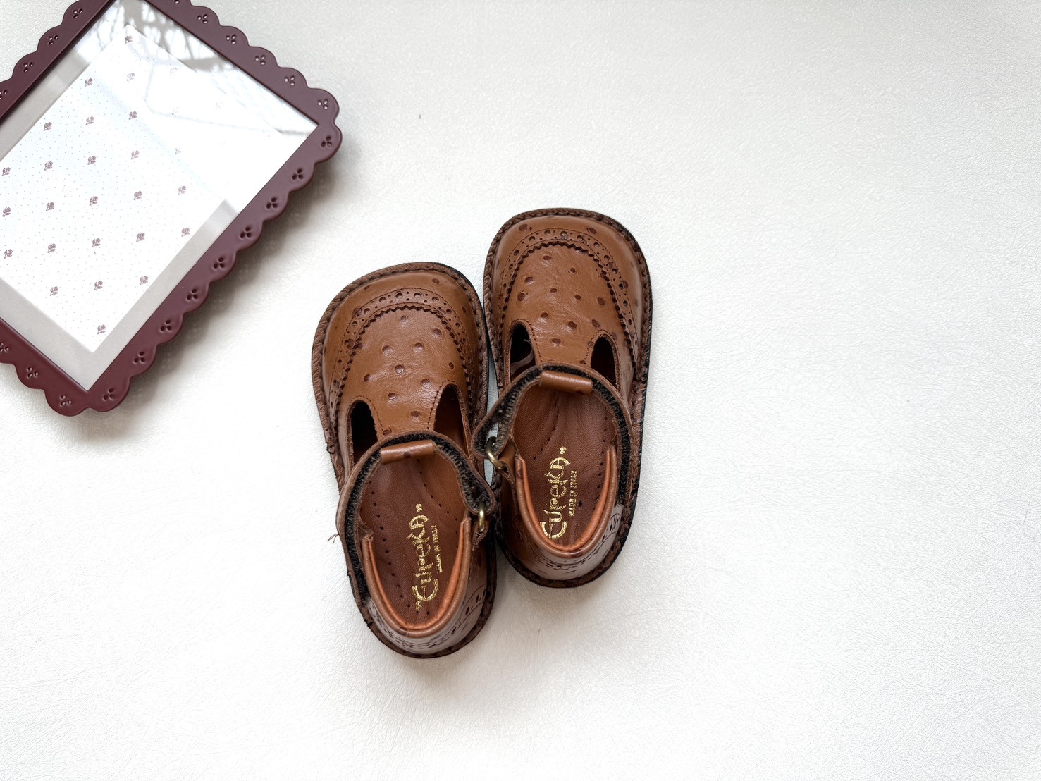 （現貨）EUREKA 鴕鳥皮雕花邊T字方楦高筒皮鞋 -棕