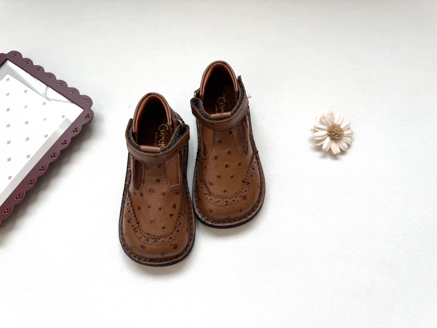 （現貨）EUREKA 鴕鳥皮雕花邊T字方楦高筒皮鞋 -棕