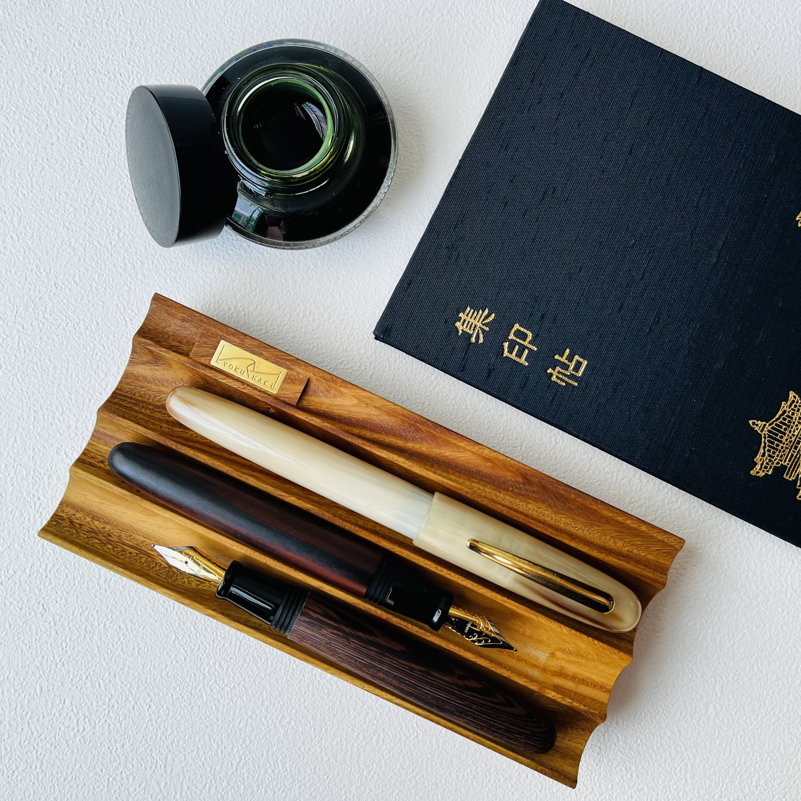 Kyokuhaku 綠檀木筆座＿沉著
